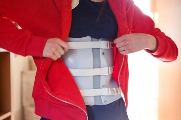 Combien d’Heures Faut-il Porter un Corset Pour la Scoliose ?