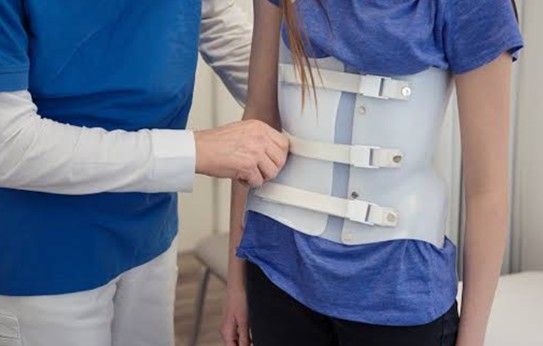 Le Corset Pour Scoliose Est-Il Visible Sous Les Vêtements ?