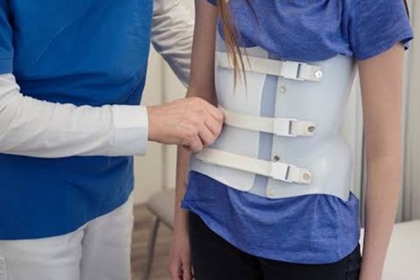 Le Corset Pour Scoliose Est-Il Visible Sous Les Vêtements ?