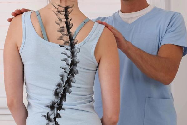 La scoliose peut-elle être contrôlée sans chirurgie ?