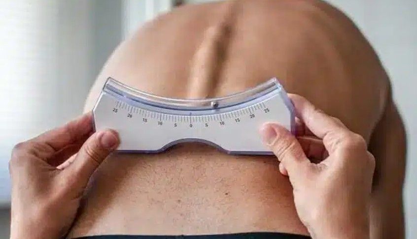 Est-il possible de ralentir la progression de la scoliose ?