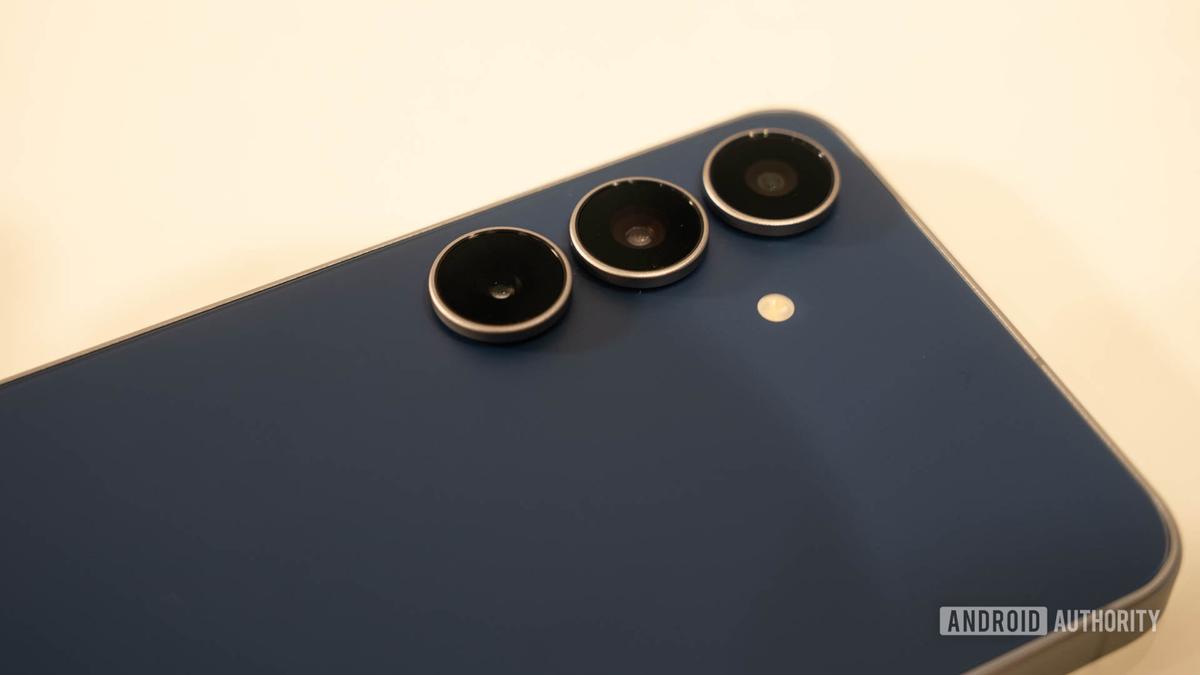 Bocor Duluan: Samsung Galaxy S26 FE Pamer Warna Blueberry dan Bodi Kotak