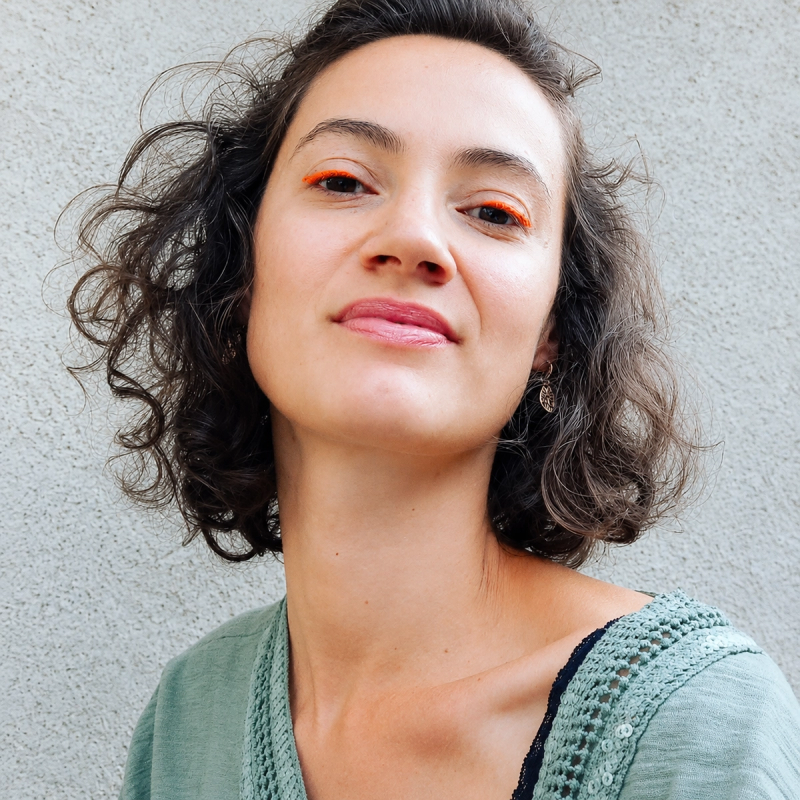 Portrait de Noémie Héraud, dite Kundal, intervenante en chant spontané à La Capsule bien-être
