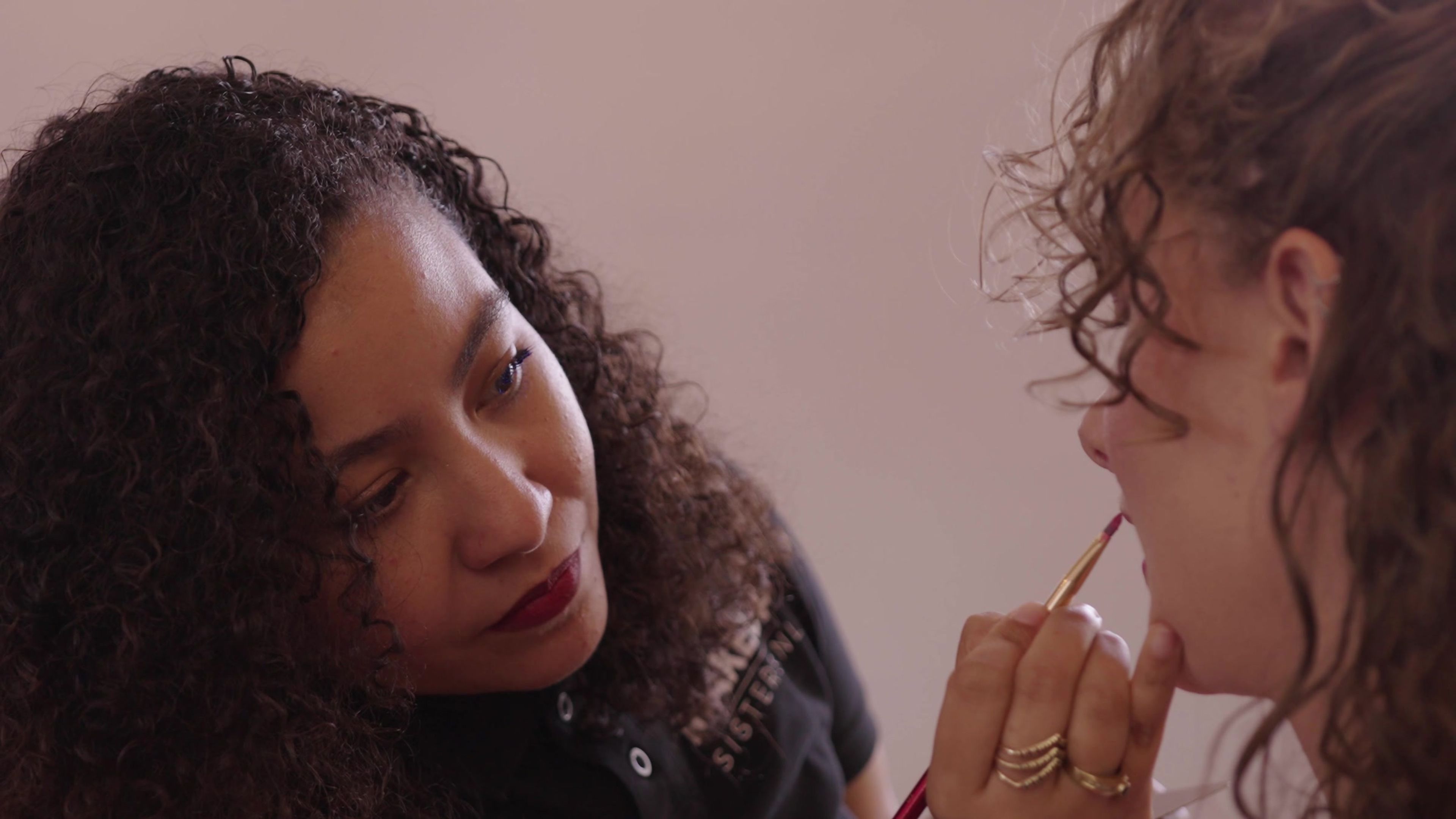 Docent van Make Up Sisters tijdens een workshop