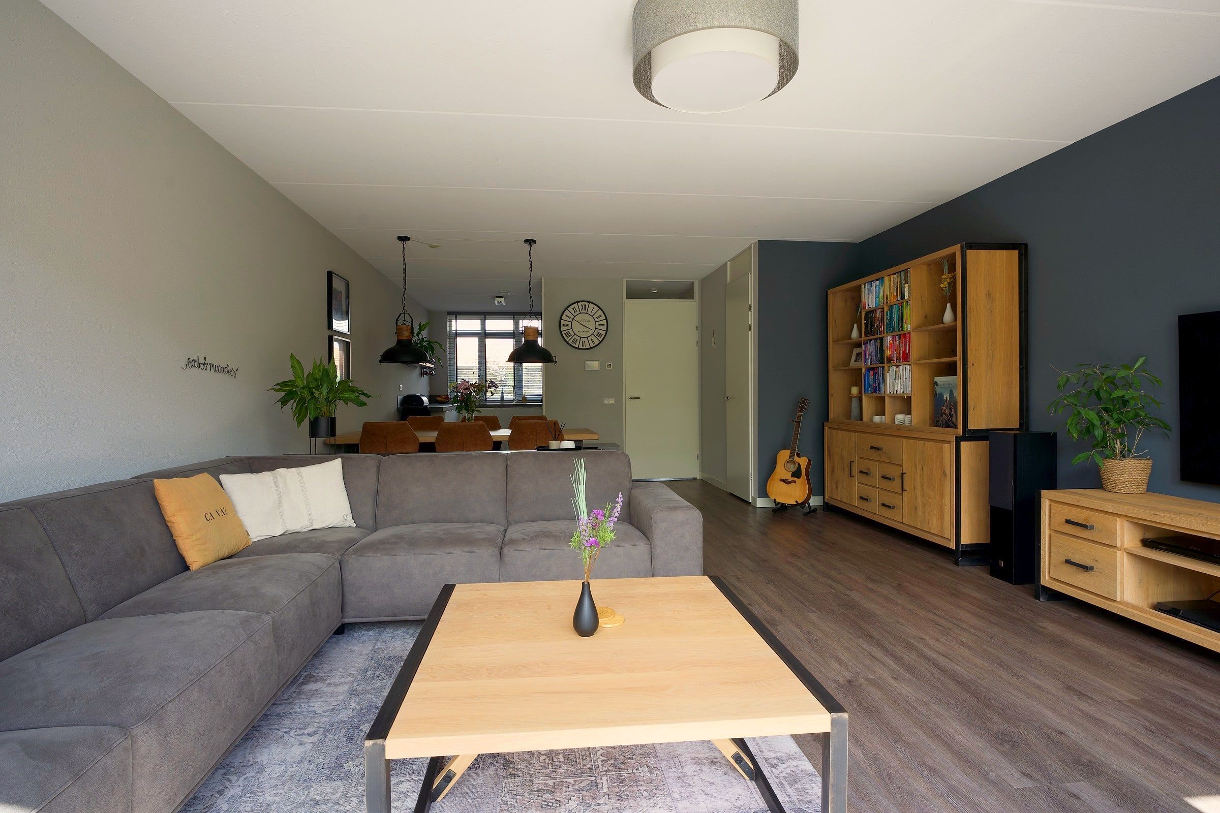 Ruime woonkamer met open keuken