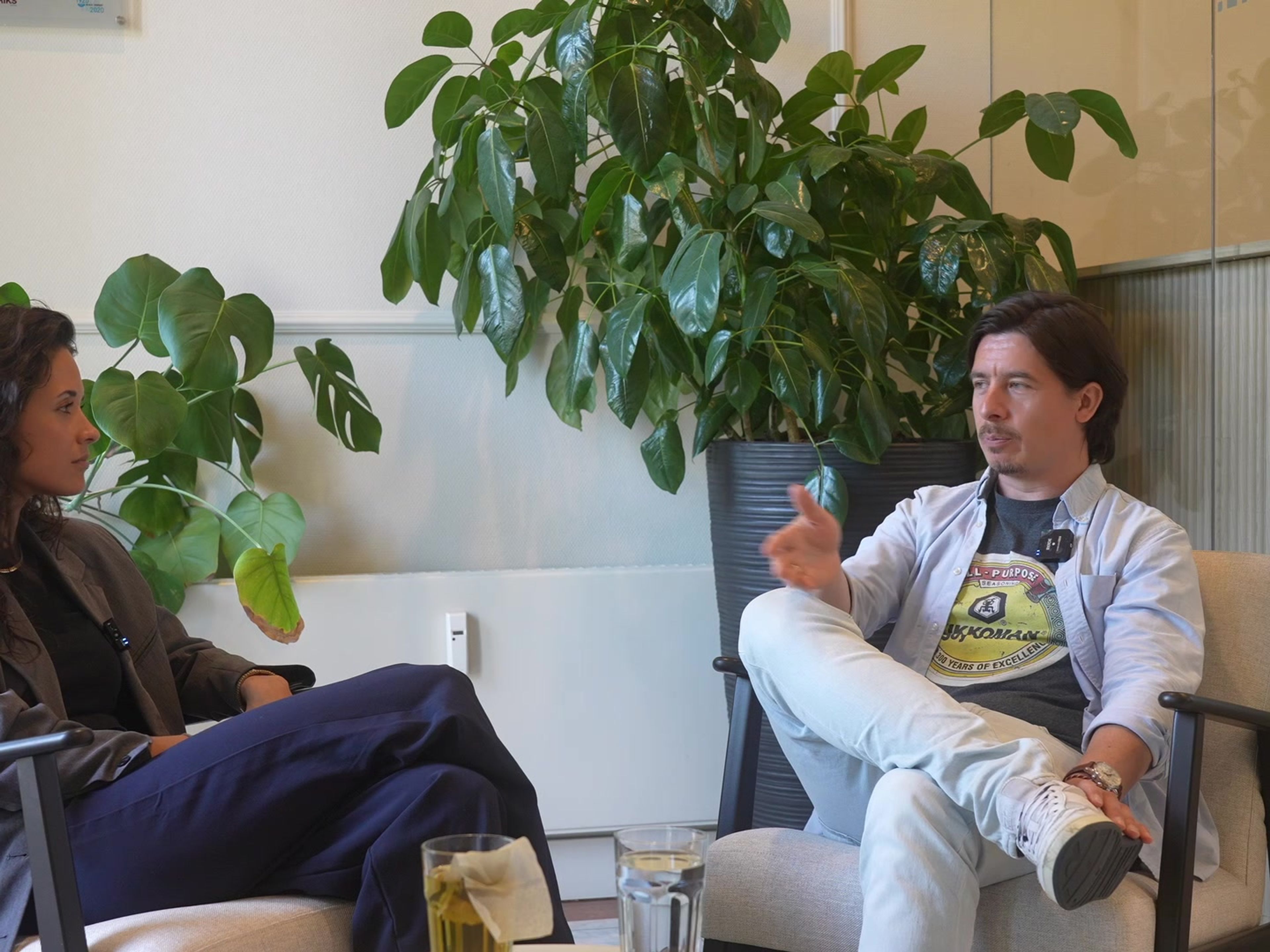 Interviewmoment uit een bedrijfsfilm
