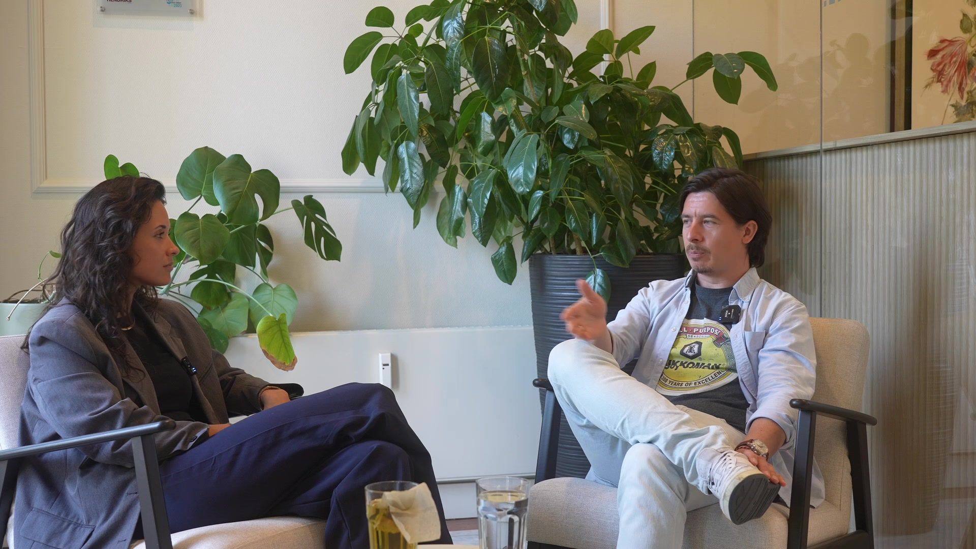 Interviewmoment uit een bedrijfsfilm