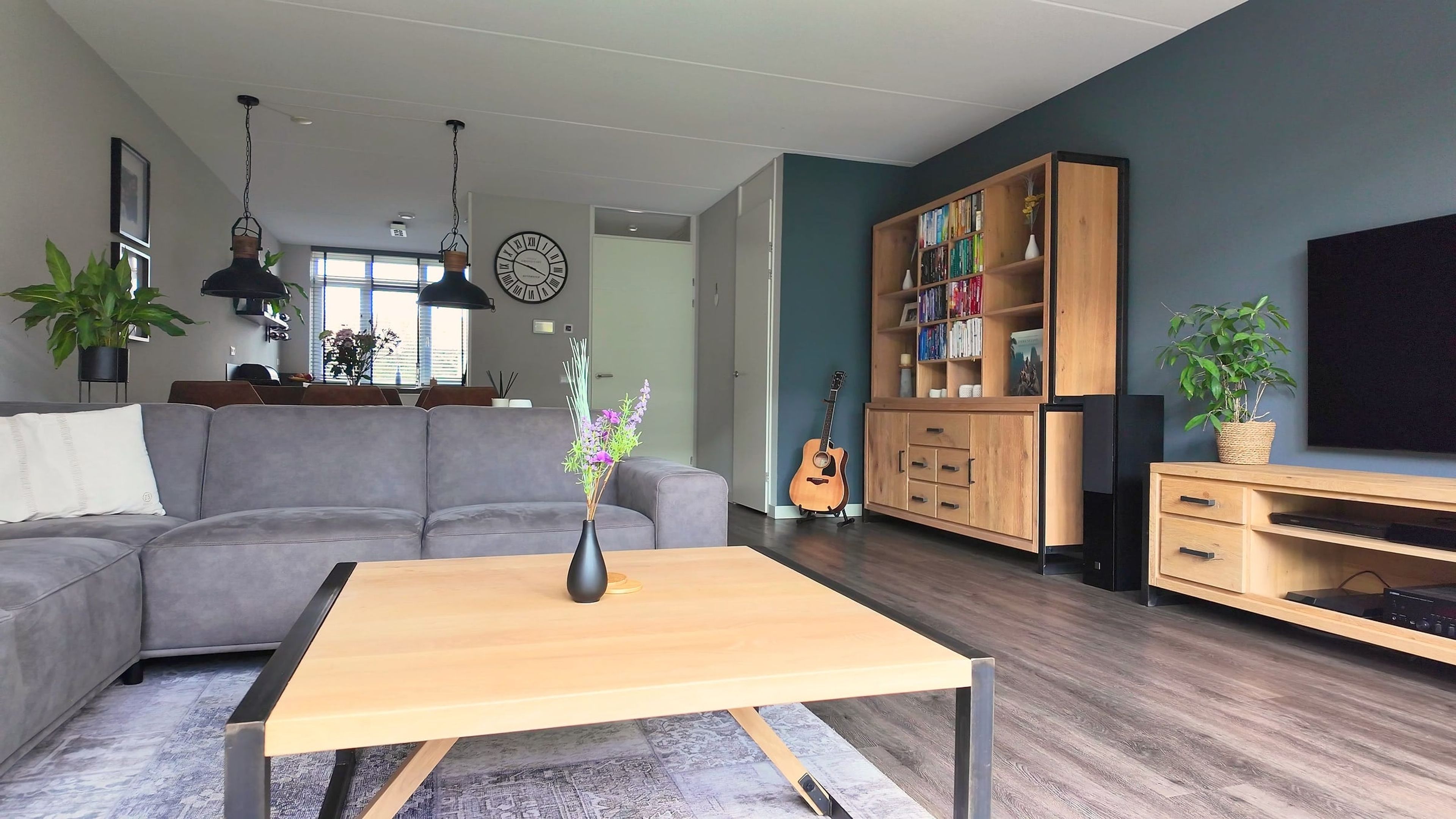 Lichte woonkamer uit een vastgoedvideo