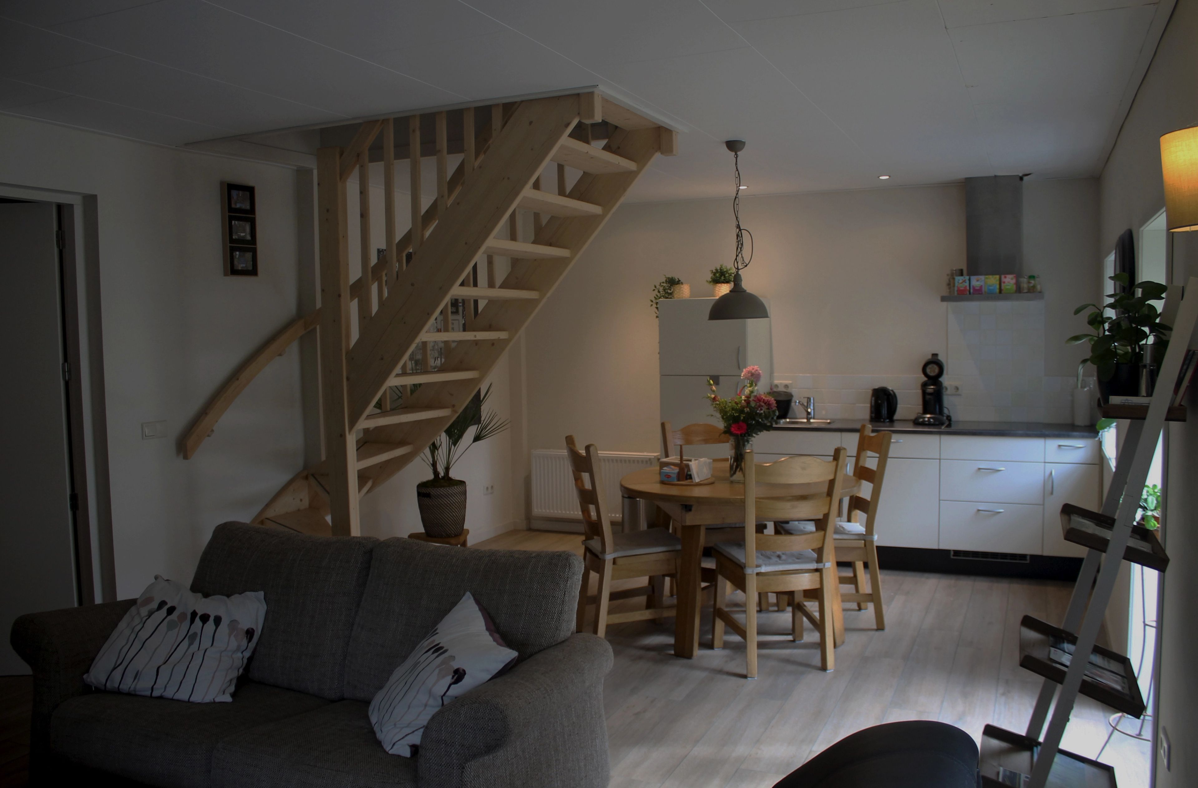 Woonkamer met open keuken in een vakantiewoning