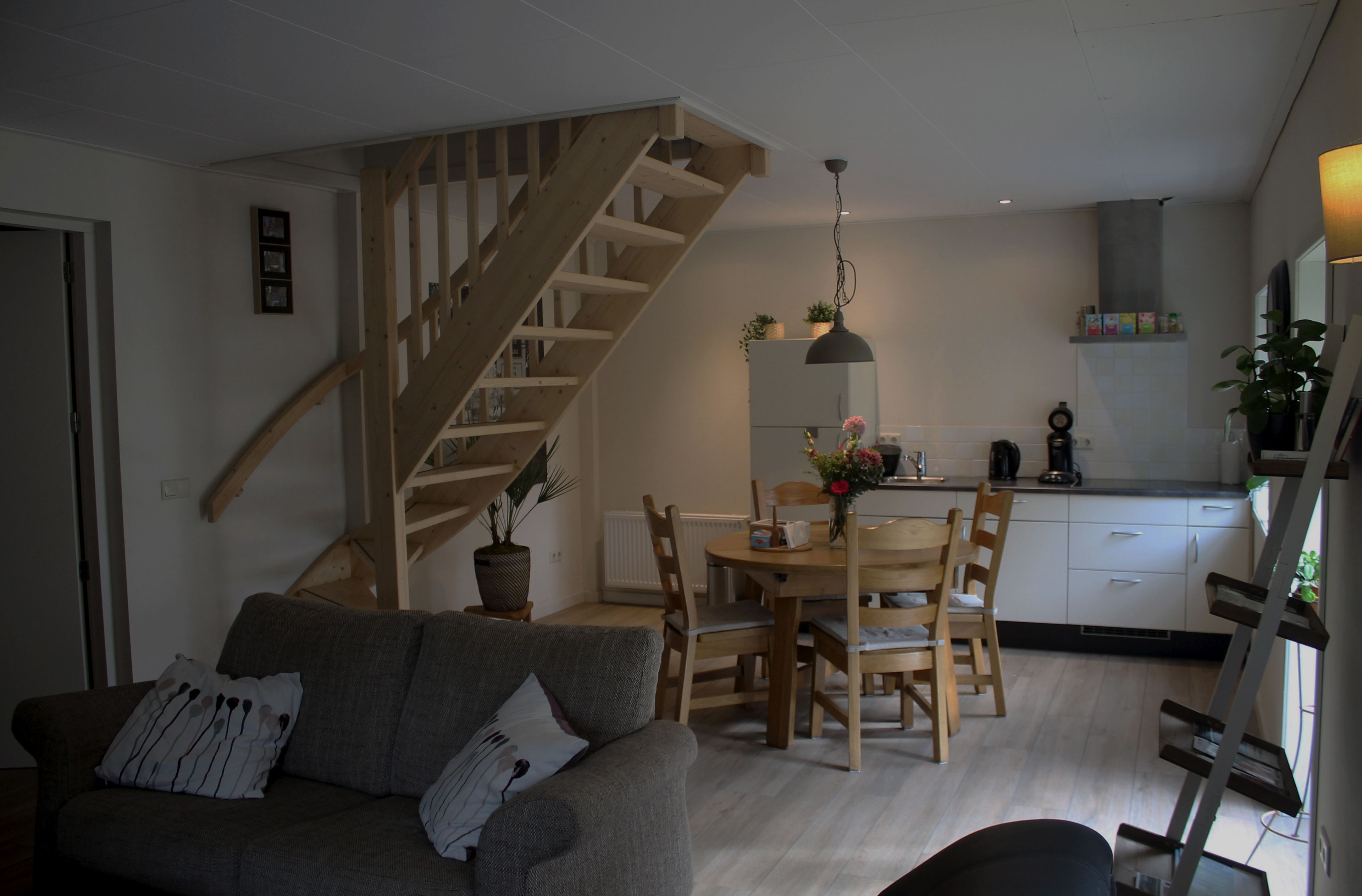 Woonkamer met open keuken in een vakantiewoning