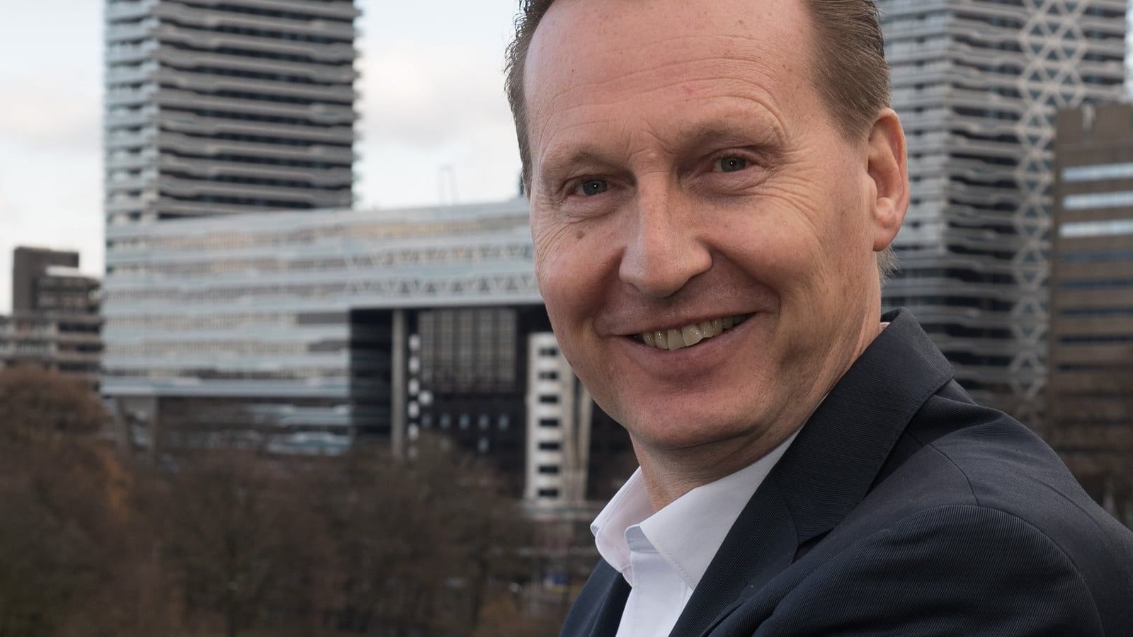 Zakelijk portret met de skyline van Den Haag
