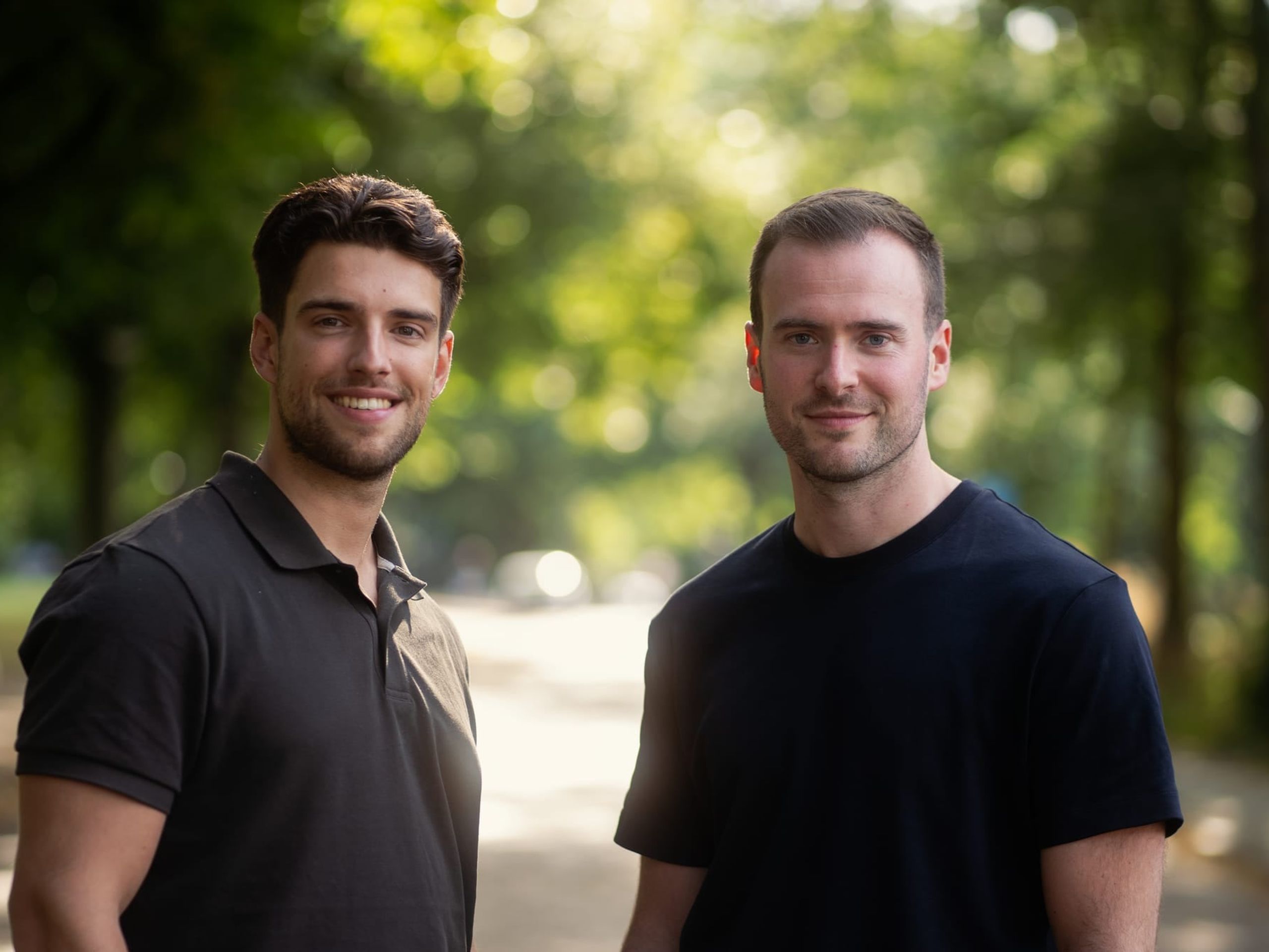 Zakelijke portretfoto van twee ondernemers in een bomenlaan
