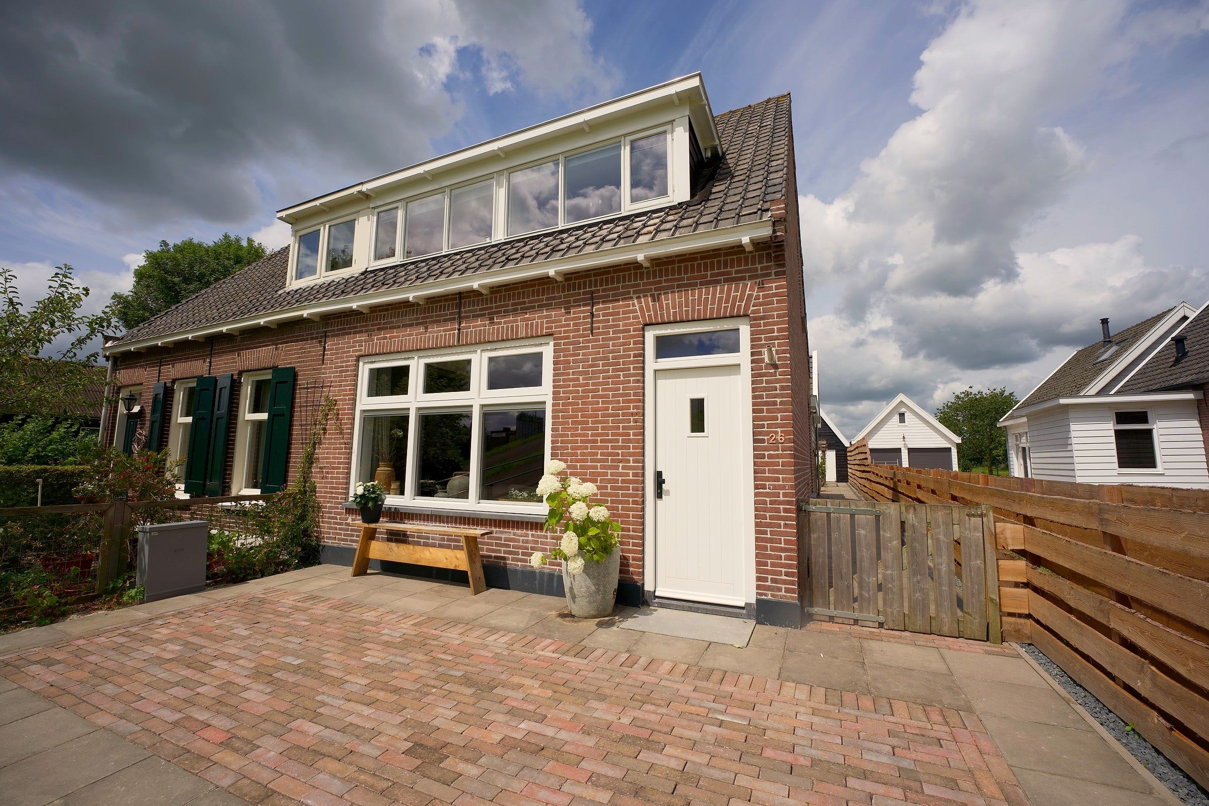 Vrijstaande woning met bestrate voortuin