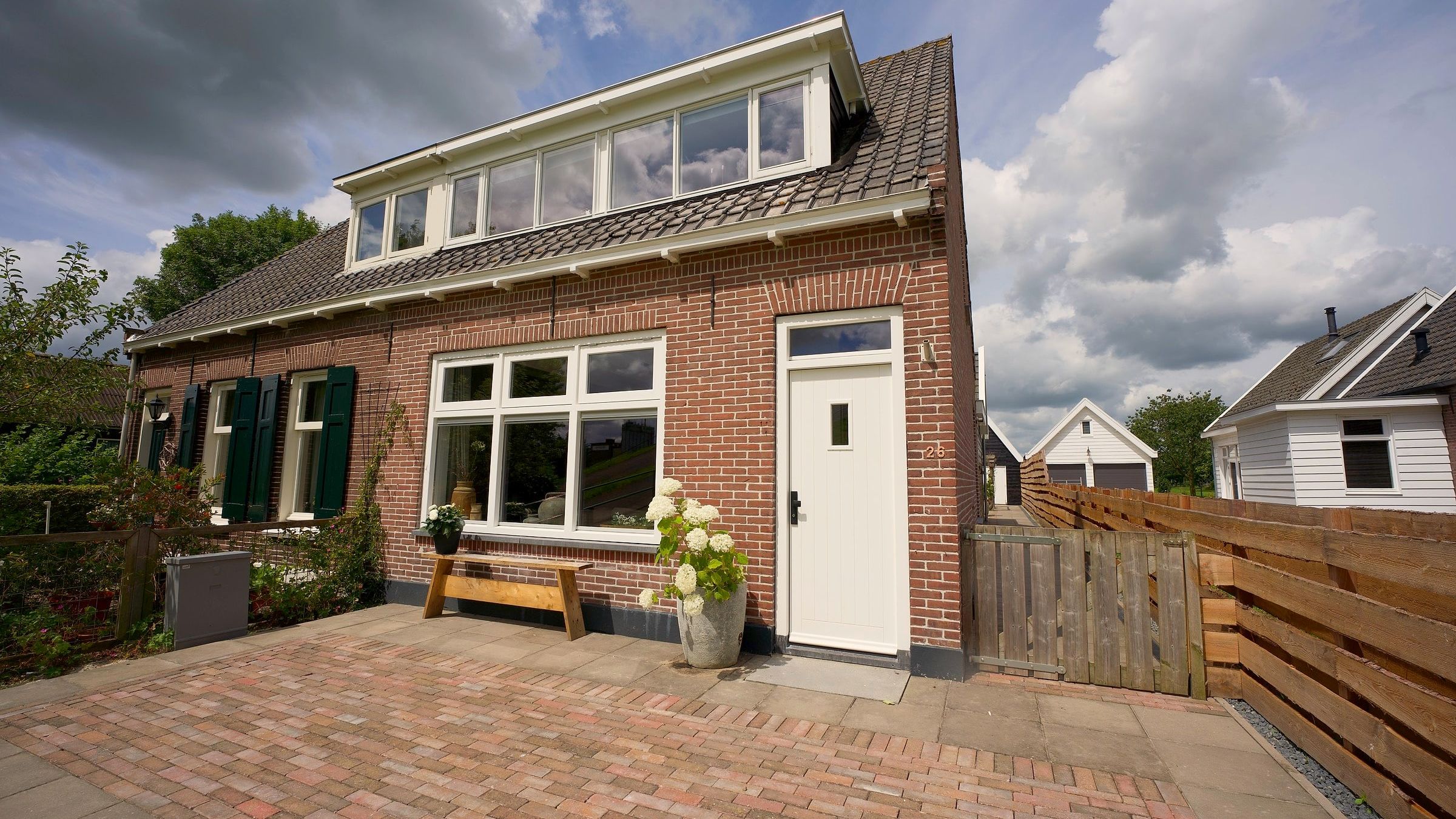 Vrijstaande woning met bestrate voortuin