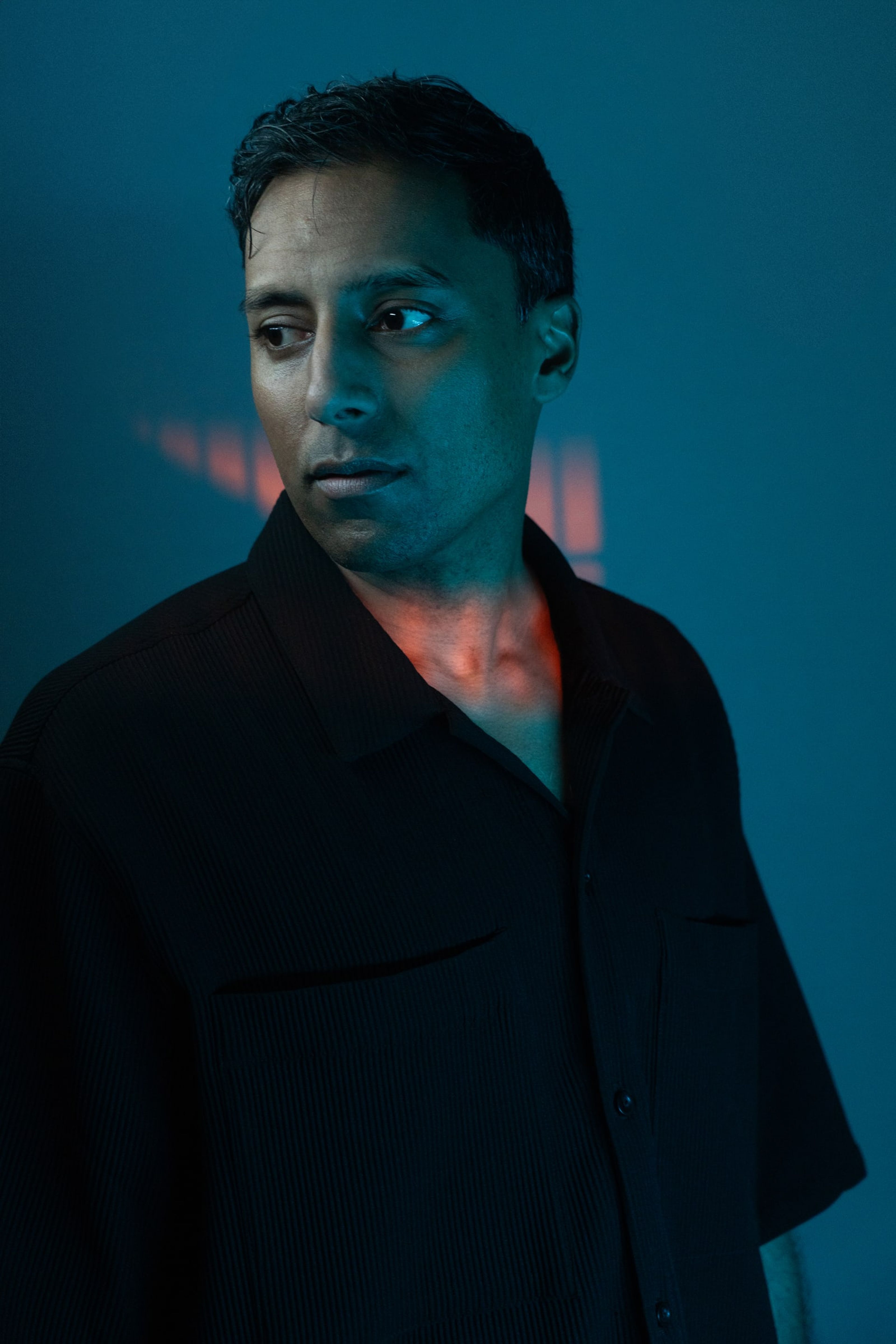 Artiest Mauro Rakinho in blauw licht