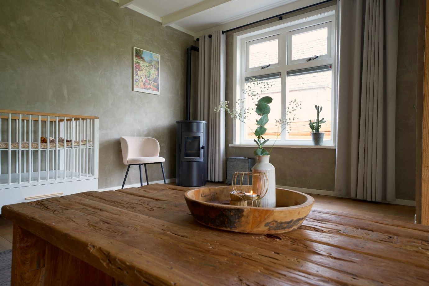Eettafel bij het raam met houtkachel