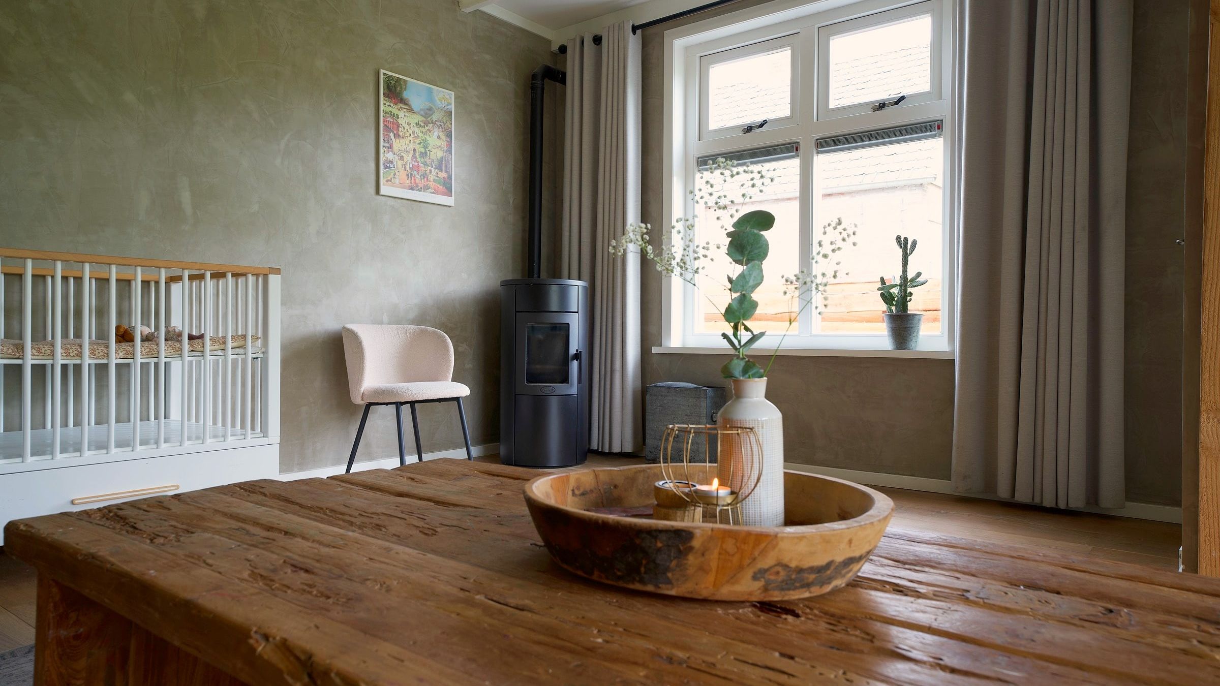 Eettafel bij het raam met houtkachel