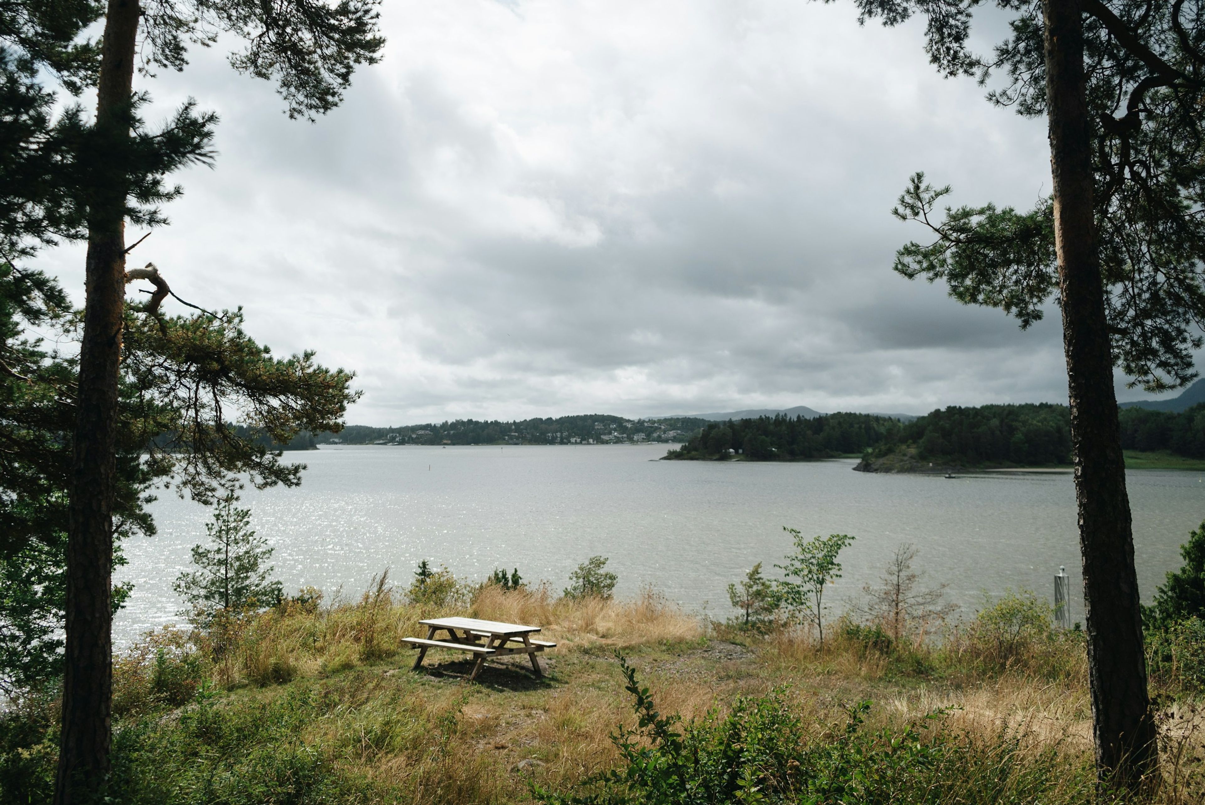 Kampeerplek met picknicktafel aan het water