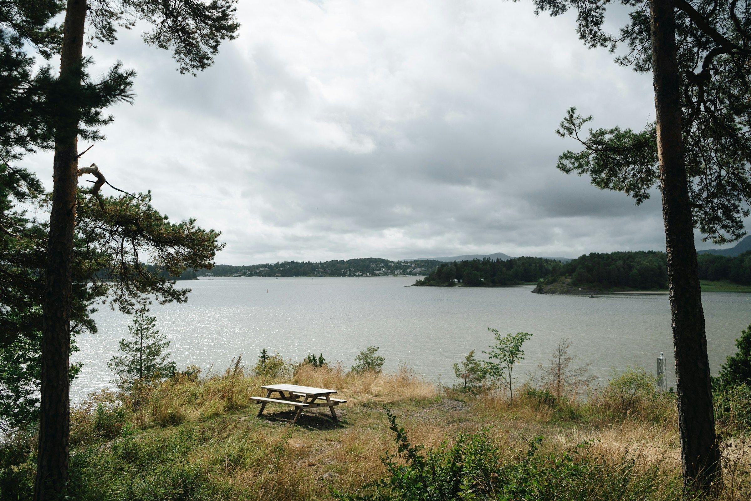 Kampeerplek met picknicktafel aan het water