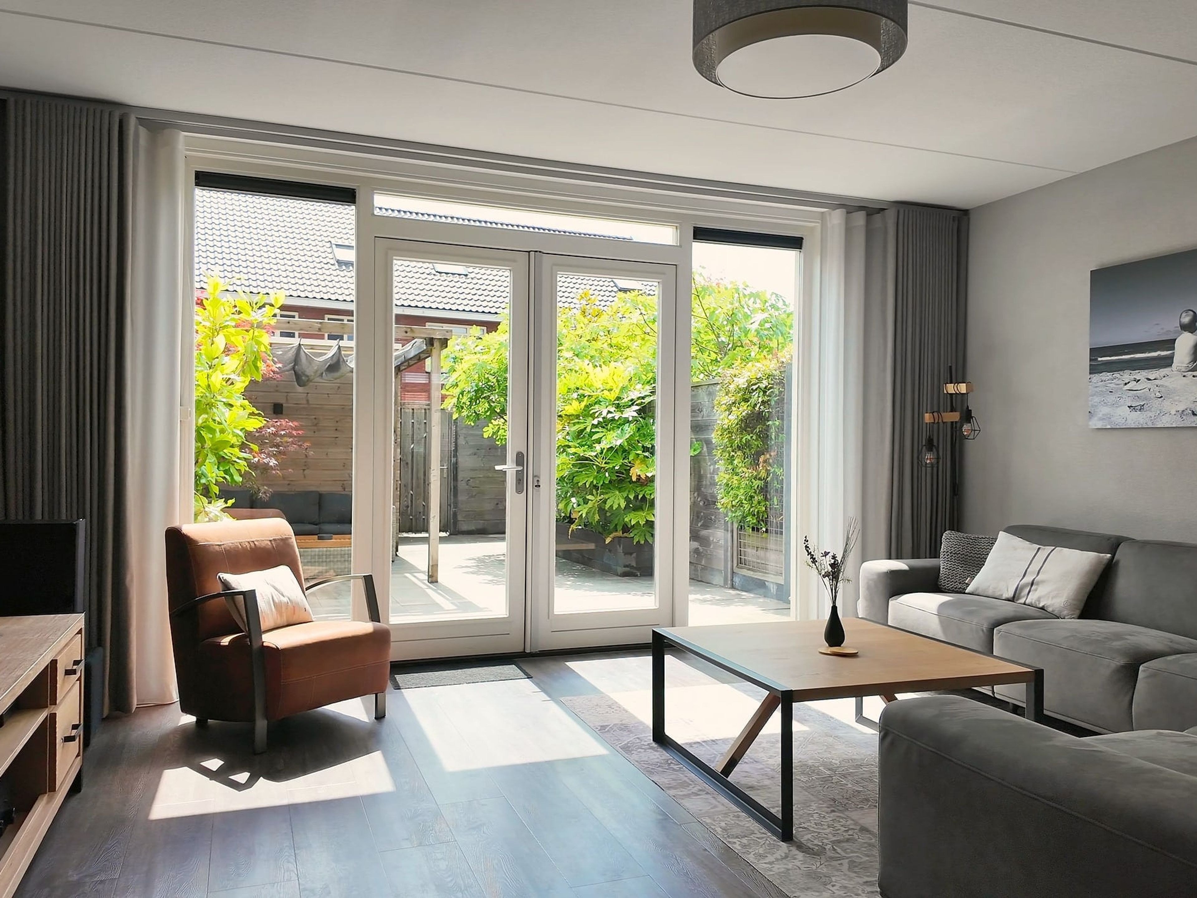 Lichte woonkamer met tuindeuren, gefotografeerd voor de verkoop