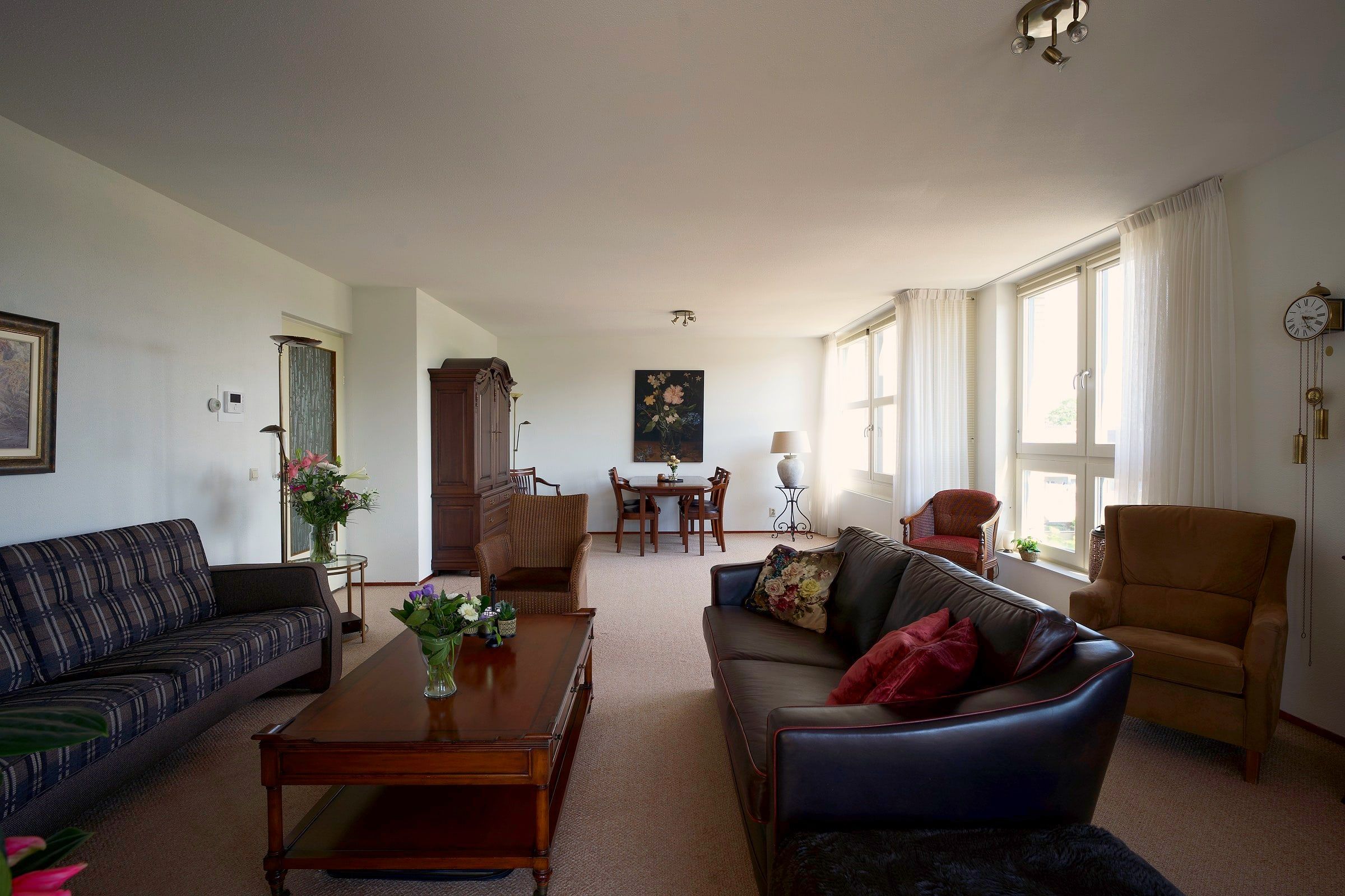 Ruime woonkamer met zithoeken
