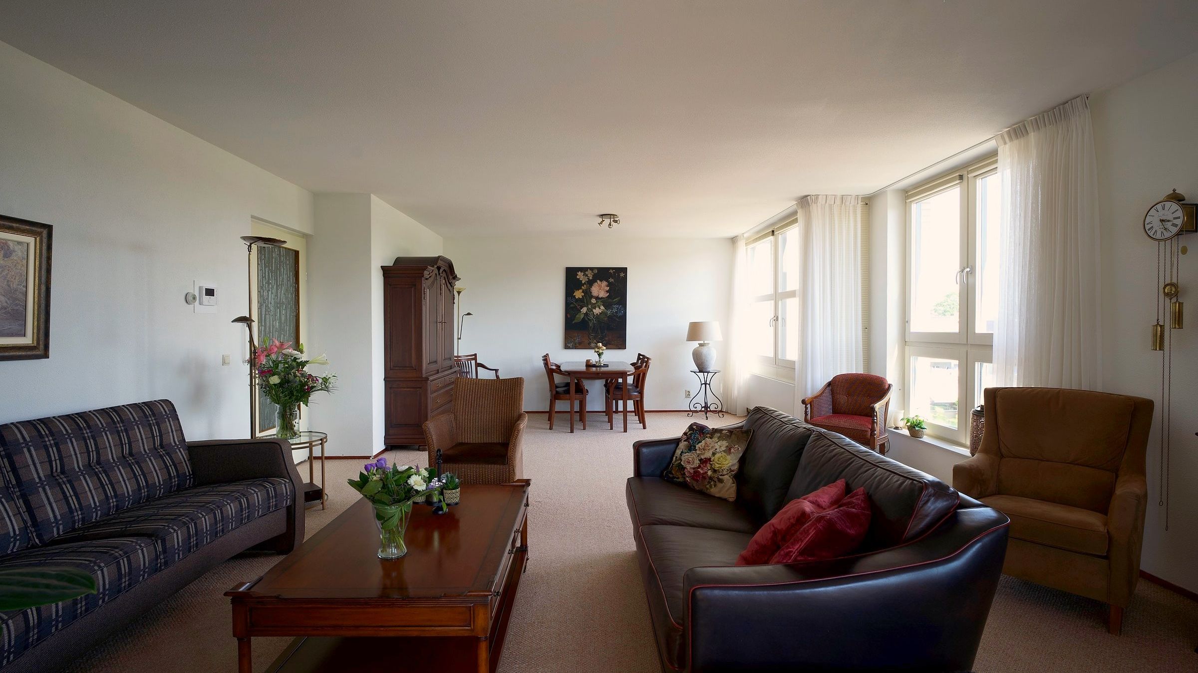 Ruime woonkamer met zithoeken