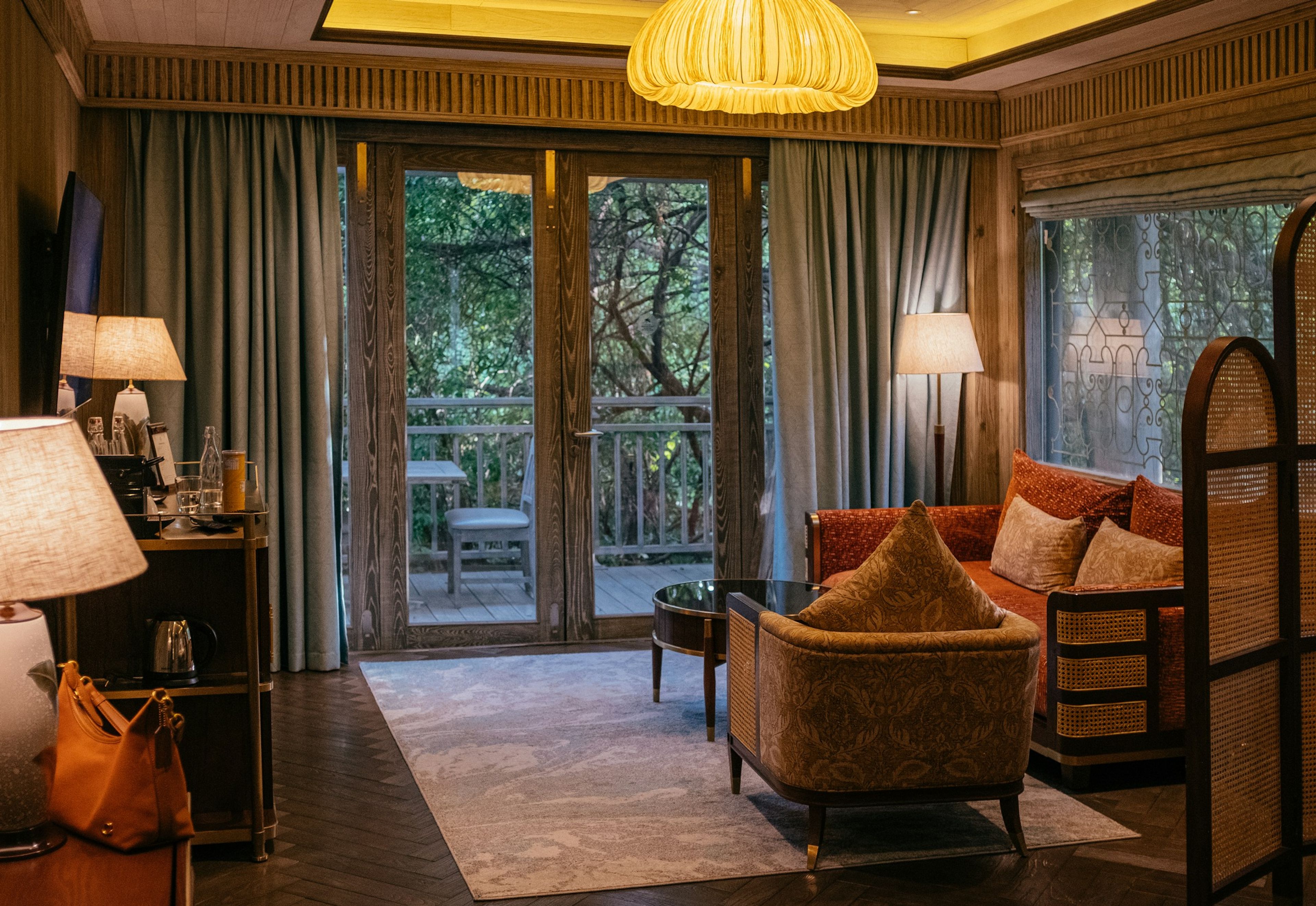 Warme hotelsuite met balkon tussen de bomen