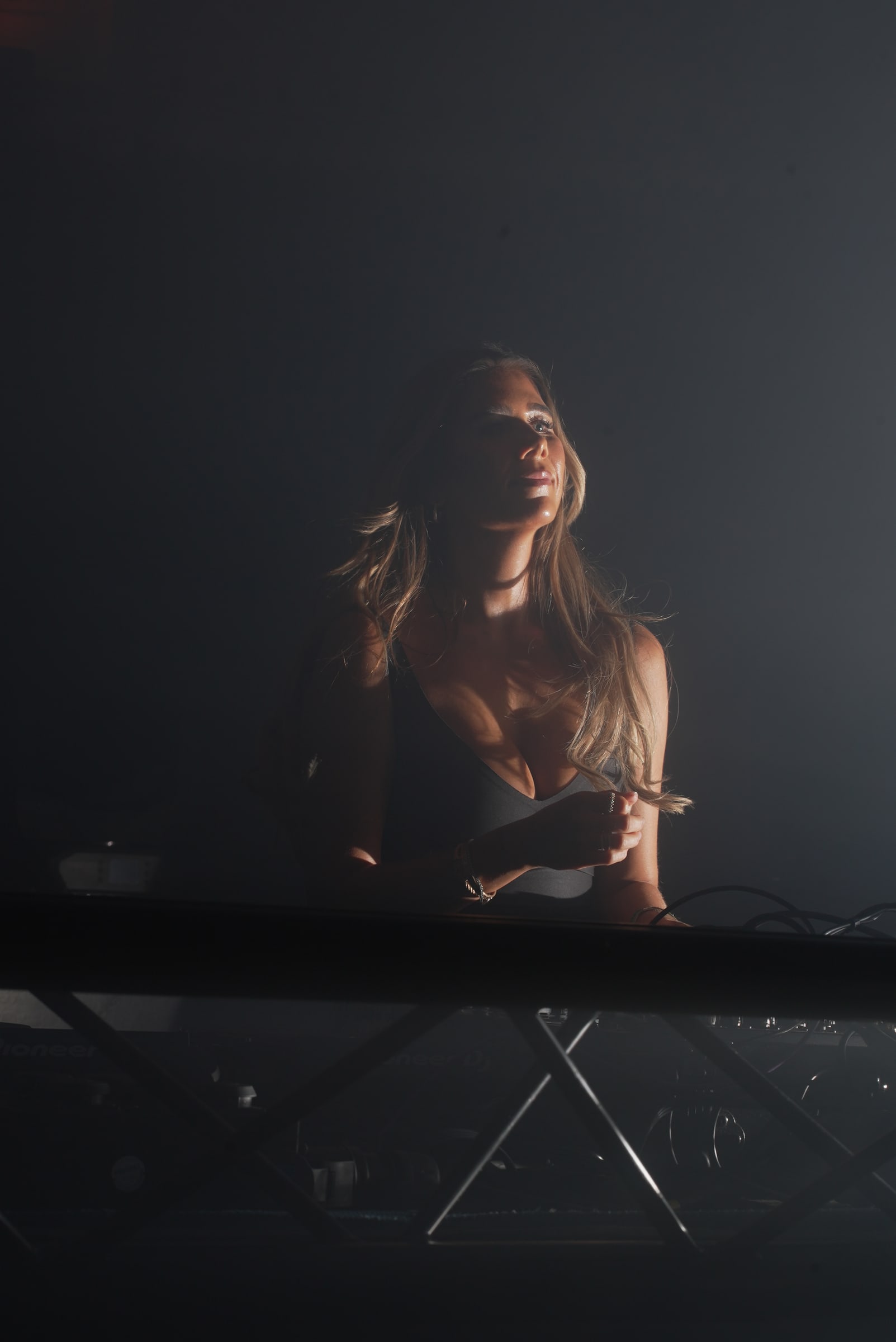 DJ in tegenlicht en rook