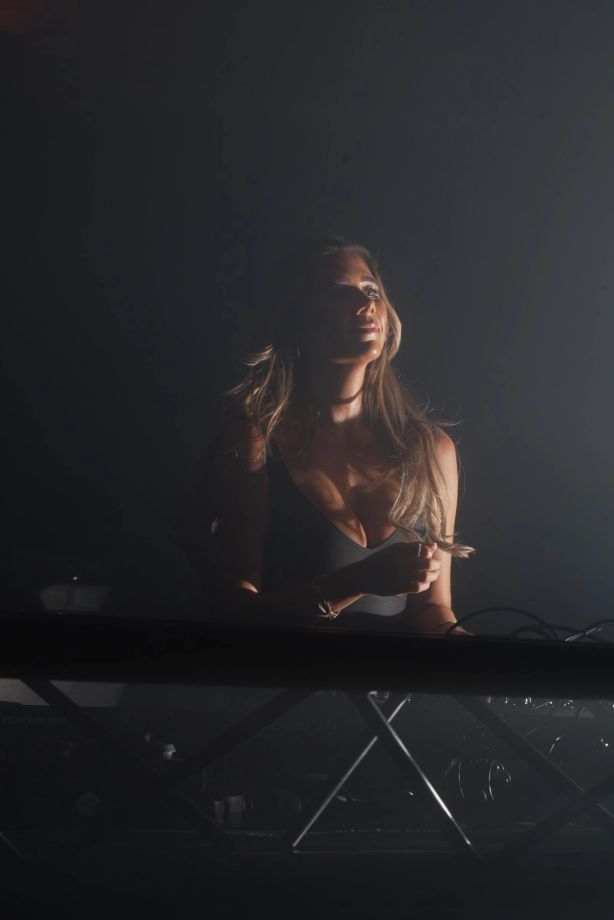DJ in tegenlicht en rook