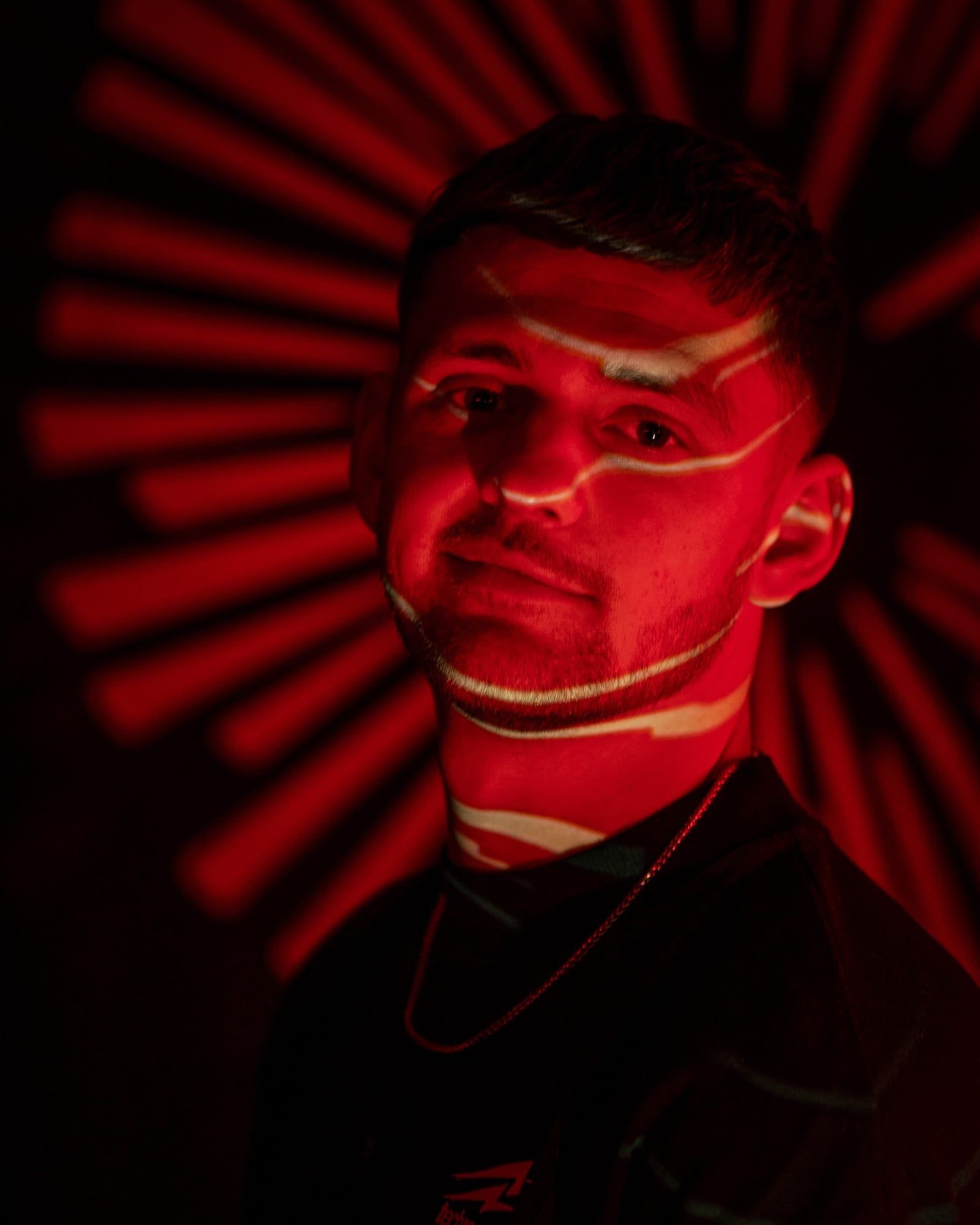 Artiestportret met rode lichtprojectie