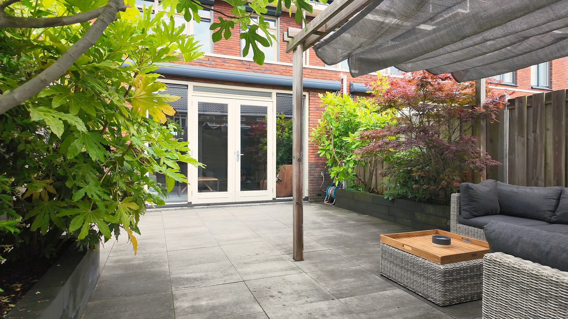 Back garden with lounge set and pergola