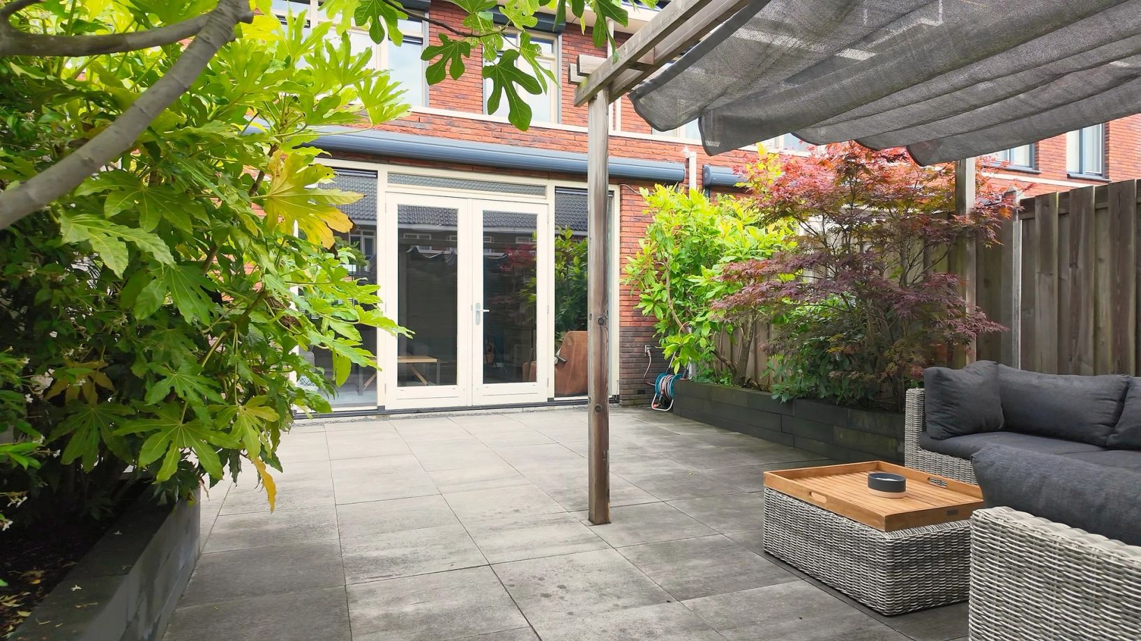 Back garden with lounge set and pergola