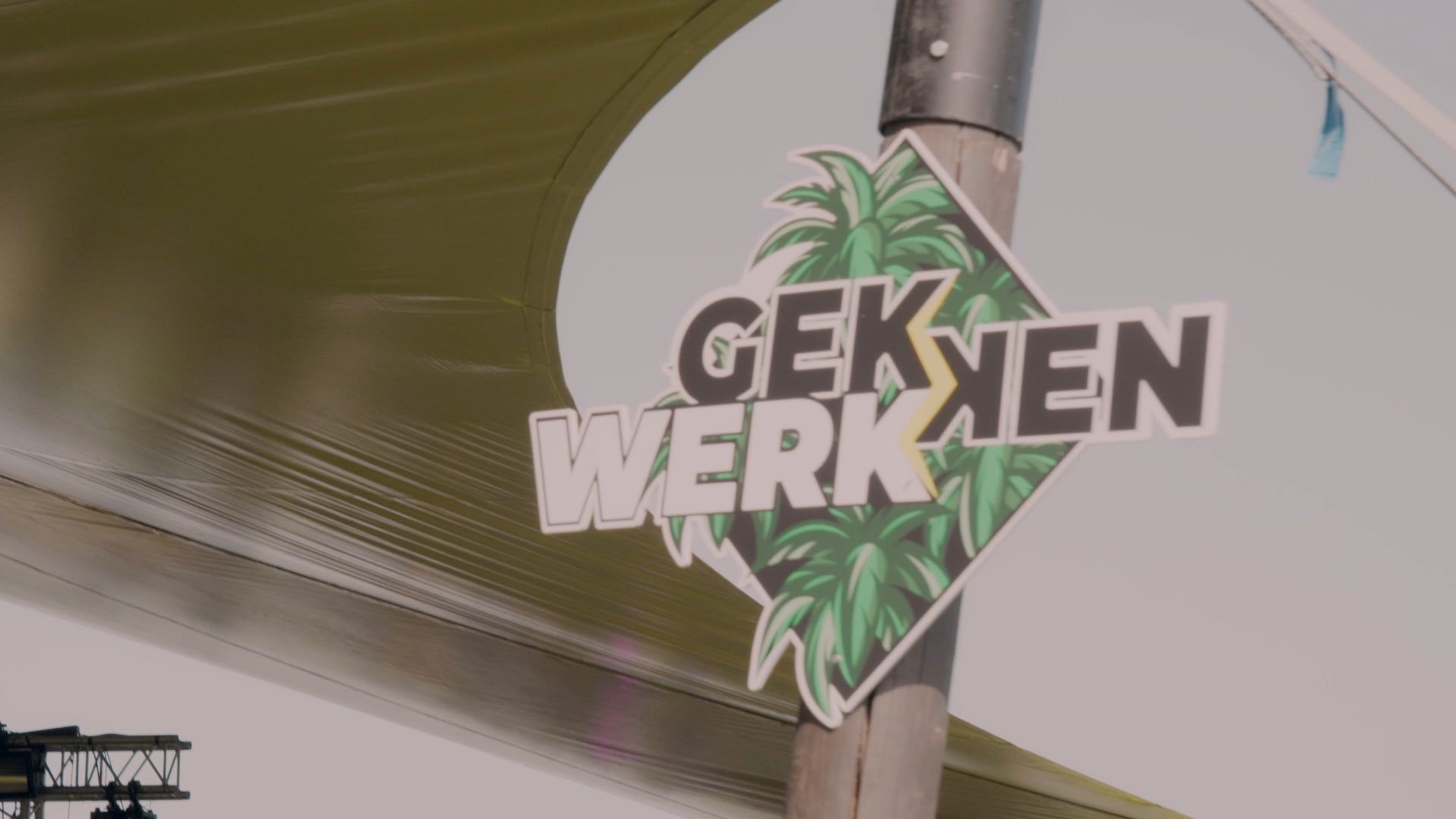 Bord van festival Gekkenwerk tussen de tenten