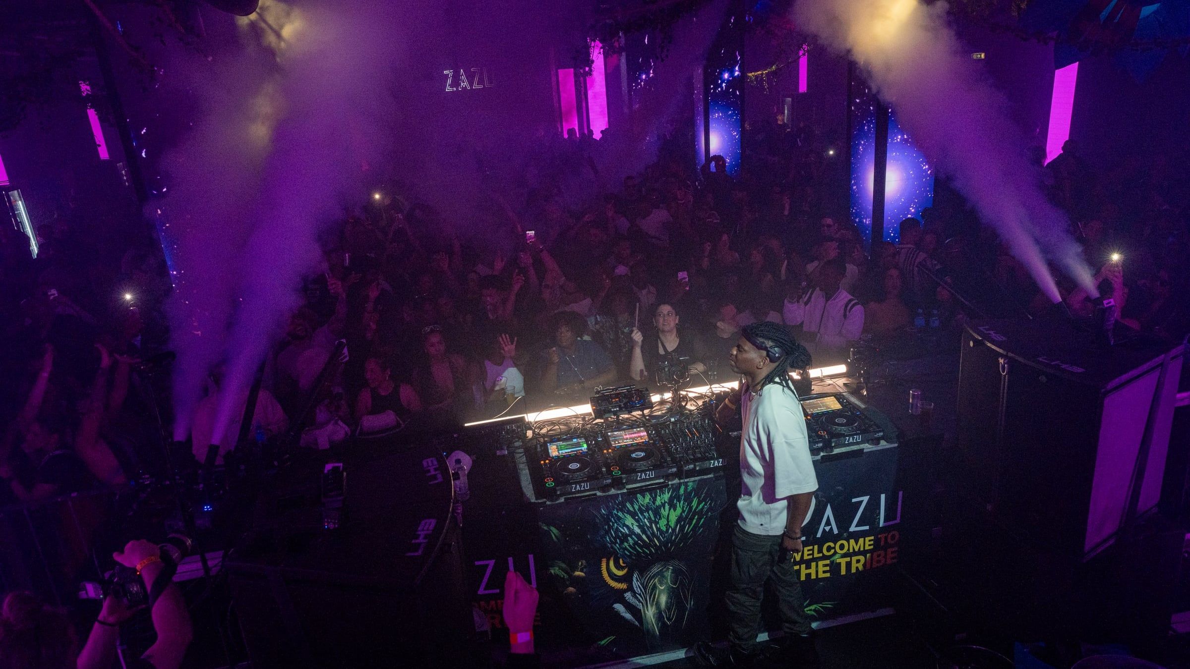 DJ-set bij Zazu met paarse rook en een volle zaal