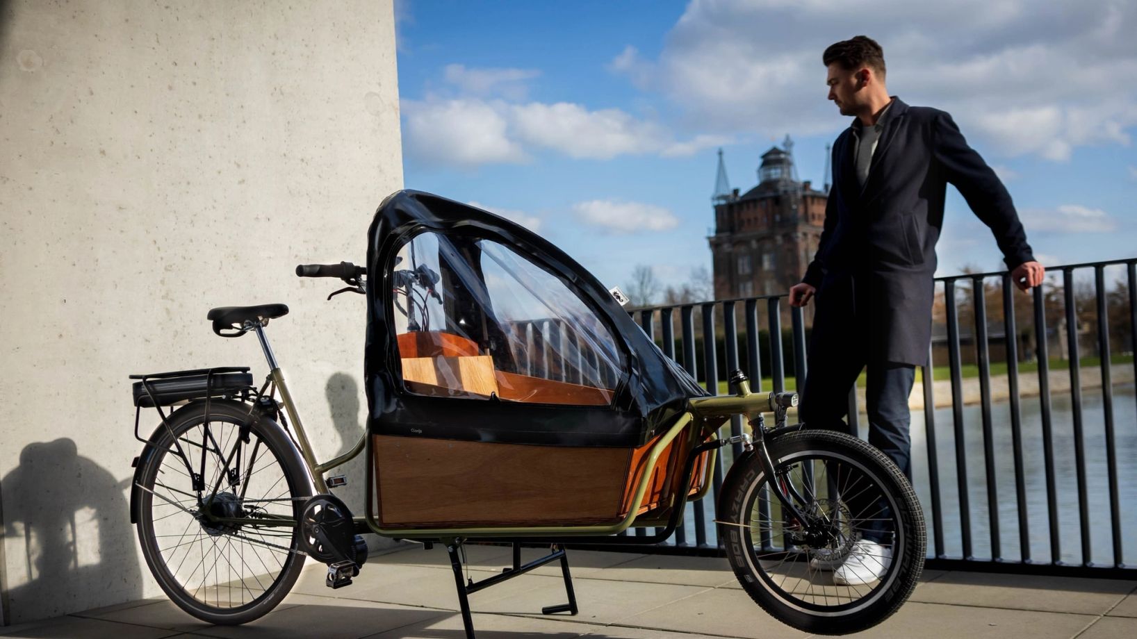 Bakfiets op de kade