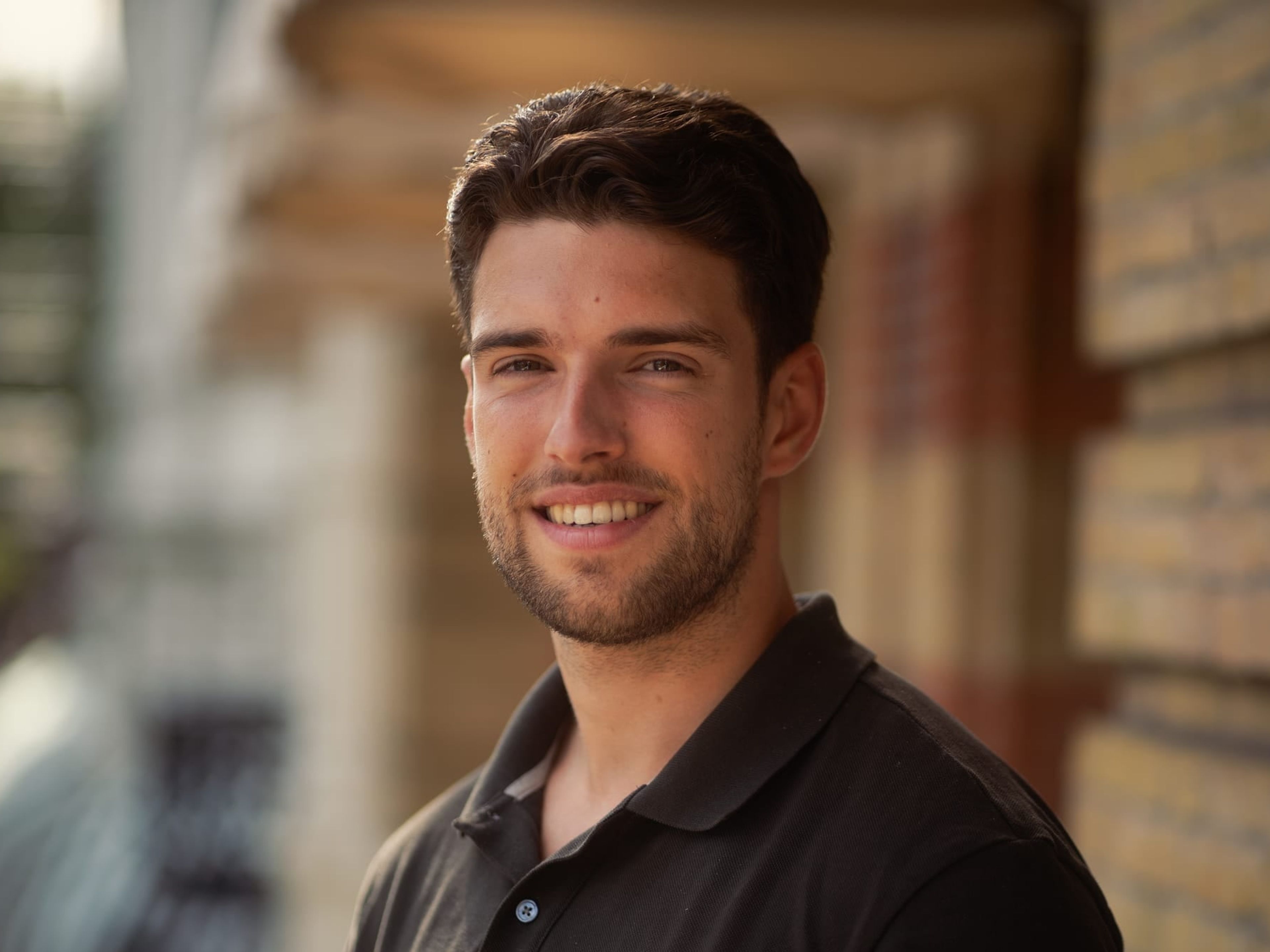 Personal branding portret in natuurlijk licht op locatie