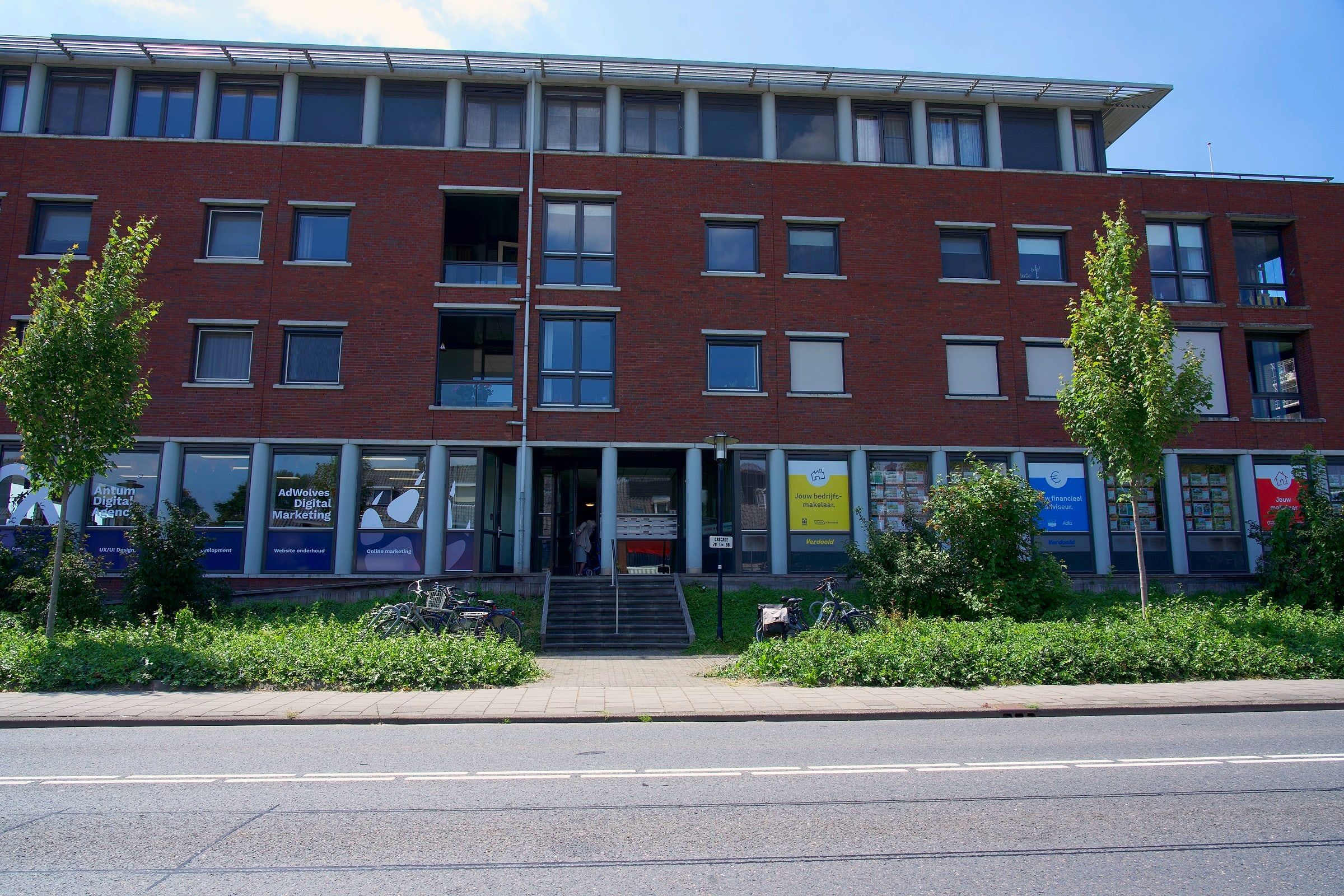 Appartementencomplex met winkels op de begane grond