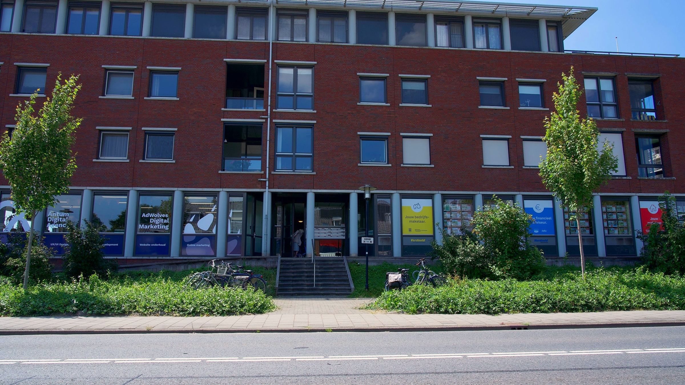 Appartementencomplex met winkels op de begane grond