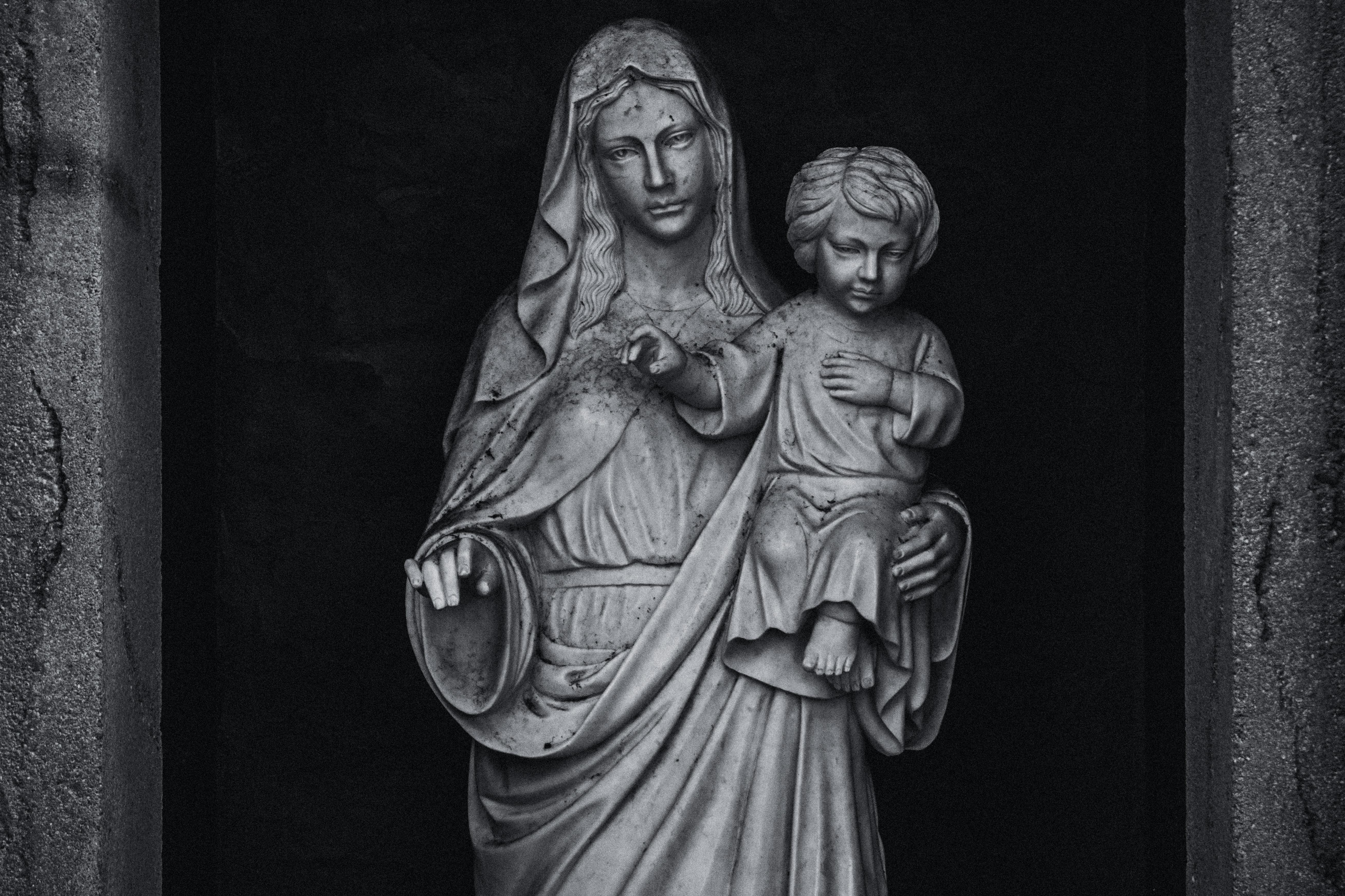 Statue of Mary holding baby Jesus