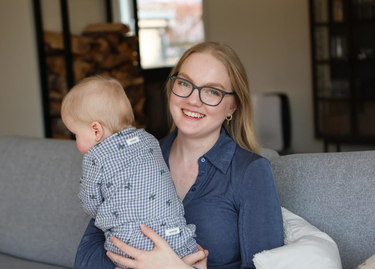 kosmetisk sykepleier Frøya Hadland Skoge hjemme hos seg sammen med babyen sin Gabriel. Bilde tatt av Tuva fra Solabladet