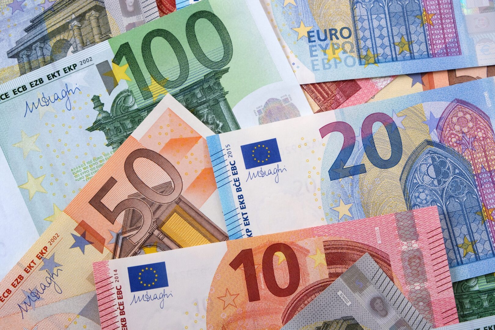 Euro Falls from Two-Week High Amid Profit-Taking