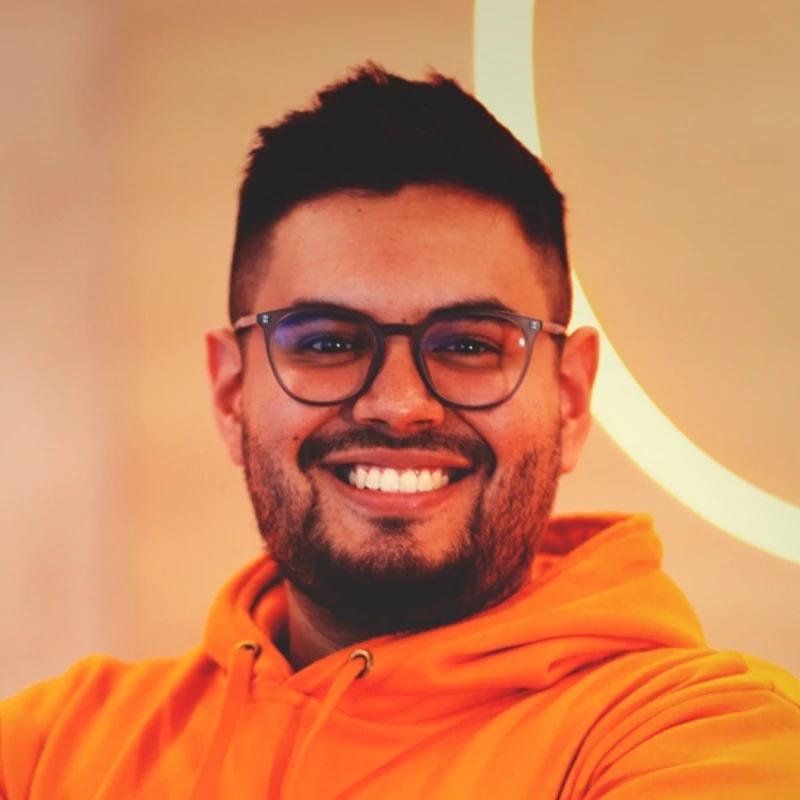 Esteban Solano, instructor del curso de dropshipping de Dropi