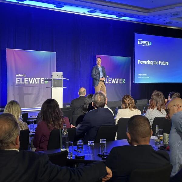 Un homme fait une prsentation un groupe de personnes lors dune confrence