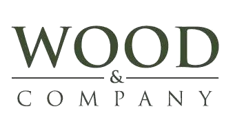 Un logo di wood and company con un motivo a scacchi su uno sfondo nero