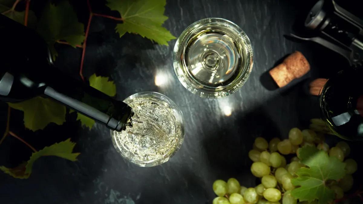 Une bouteille de vin est verse dans un verre