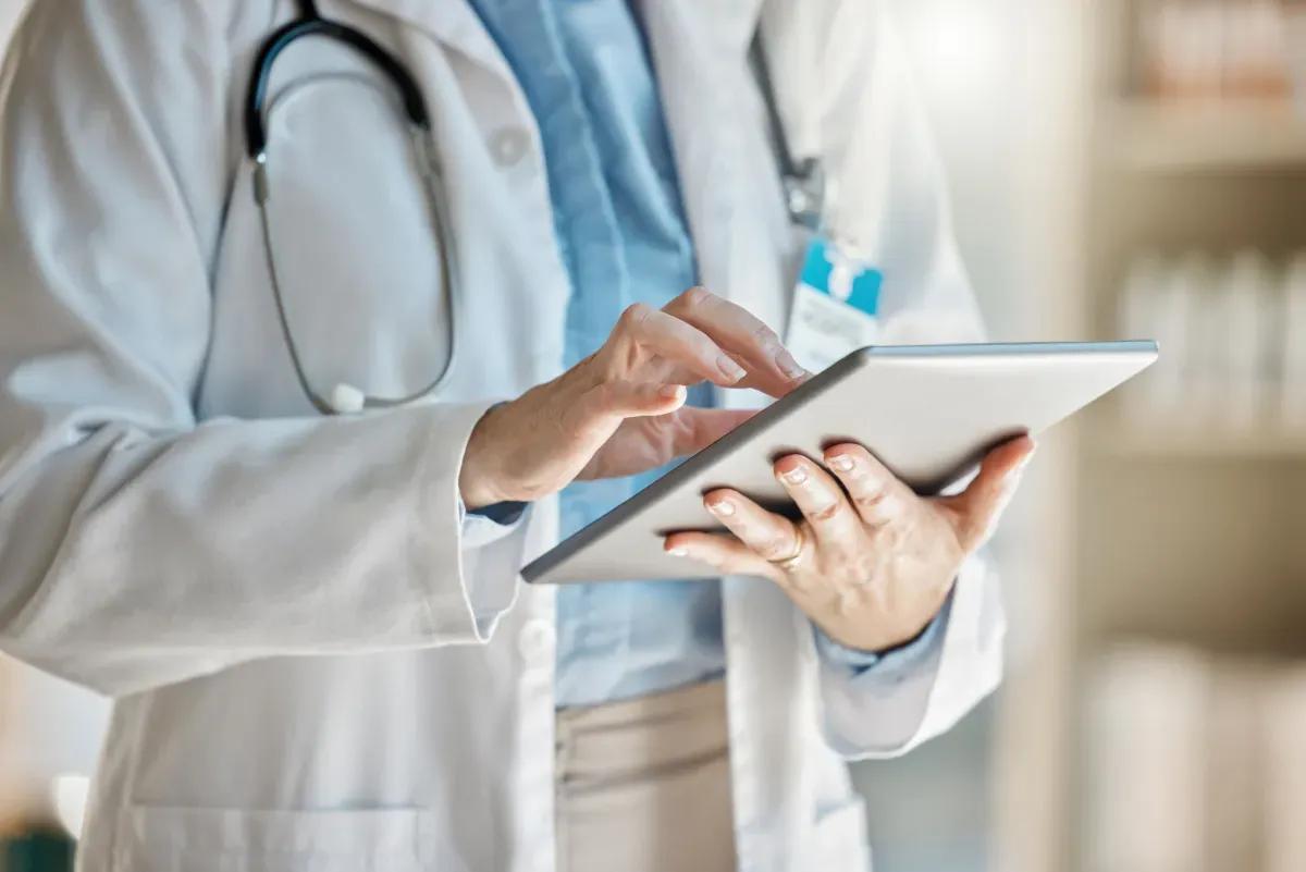 Un mdecin utilise une tablette dans un hpital