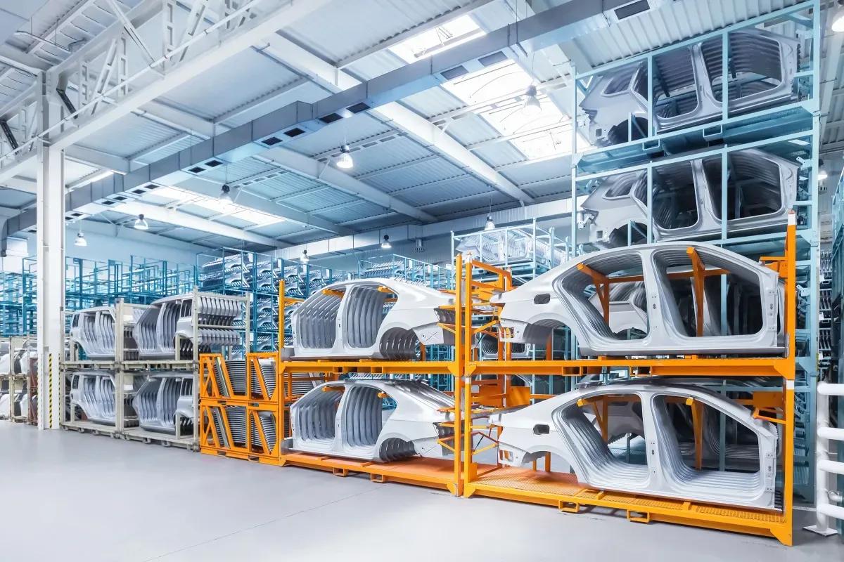 Um armazm cheio de vrias carrocerias de carros empilhadas umas sobre as outras