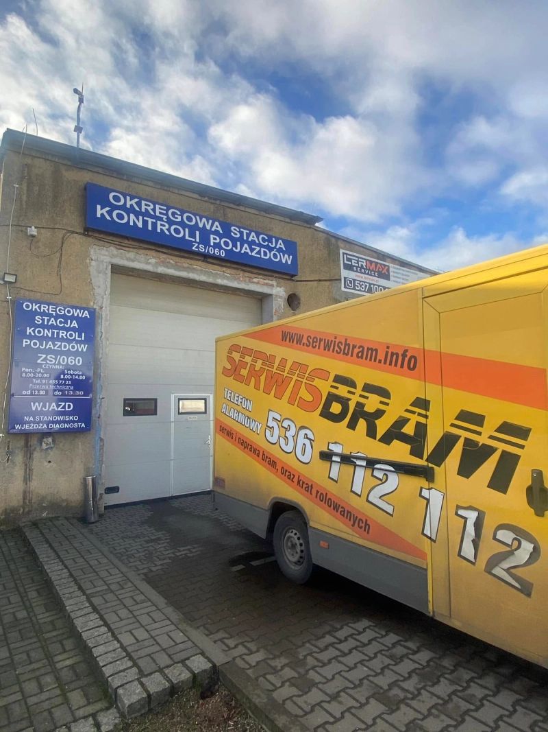 Serwis sprężyn bramy przemysłowej — praca z drabiny