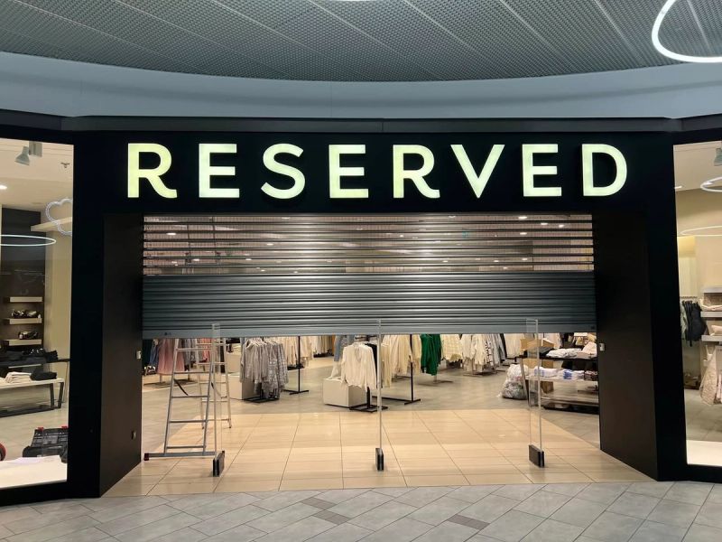 Krata rolowana w salonie Reserved w galerii handlowej