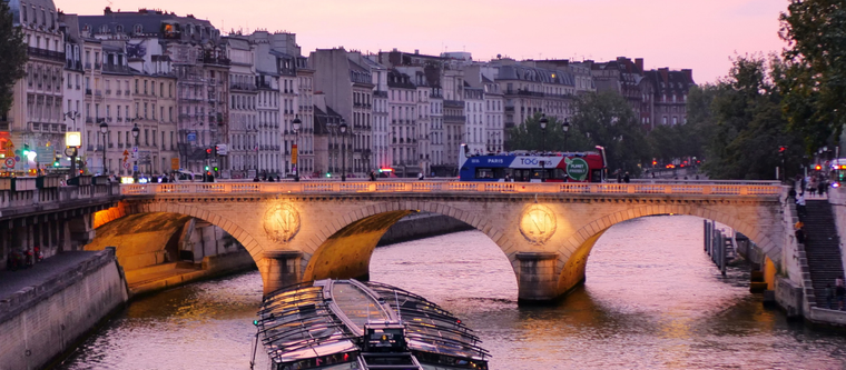 Passeio de Barco no Rio Sena em Paris